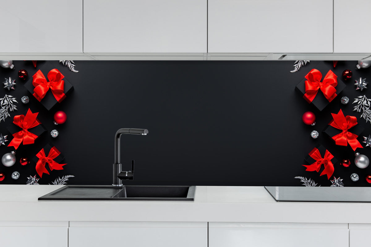 Küche - Weihnachtsdeko als Hintergrund hinter weißen Hochglanz-Küchenregalen und schwarzem Wasserhahn