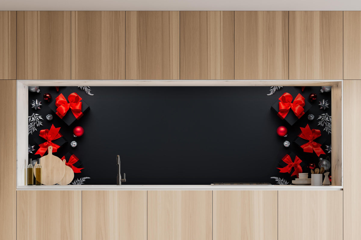 Küche - Weihnachtsdeko als Hintergrund hinter weißen Hochglanz-Küchenregalen und schwarzem Wasserhahn