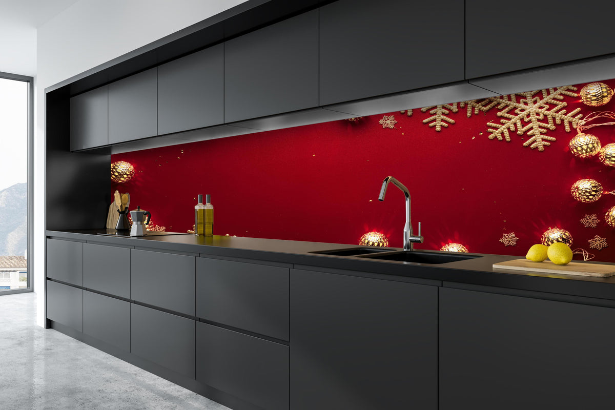 Küche - Weihnachtsdekoration auf rotem Hintergrund hinter weißen Hochglanz-Küchenregalen und schwarzem Wasserhahn