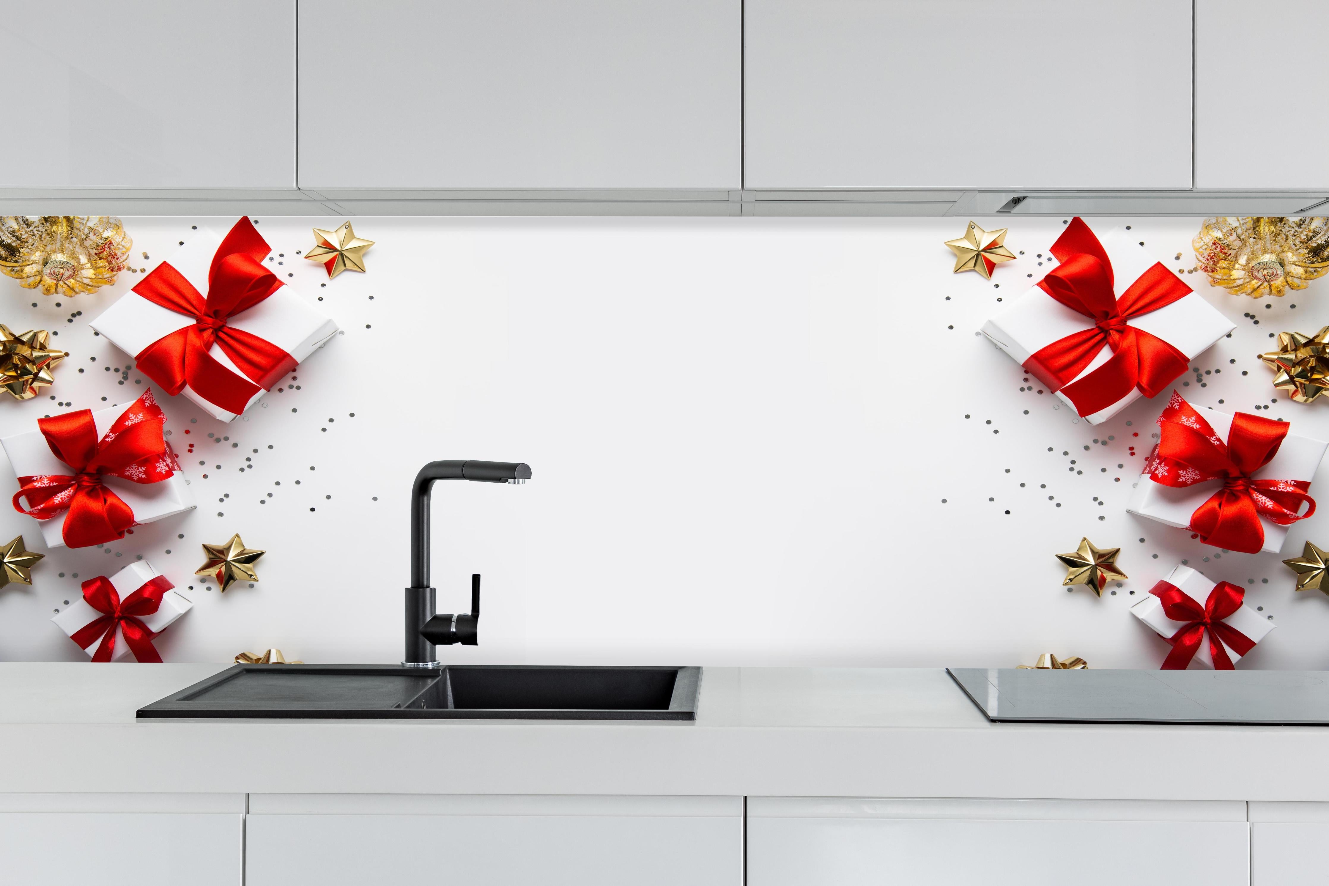 Küche - Weihnachtsgeschenke  hinter weißen Hochglanz-Küchenregalen und schwarzem Wasserhahn