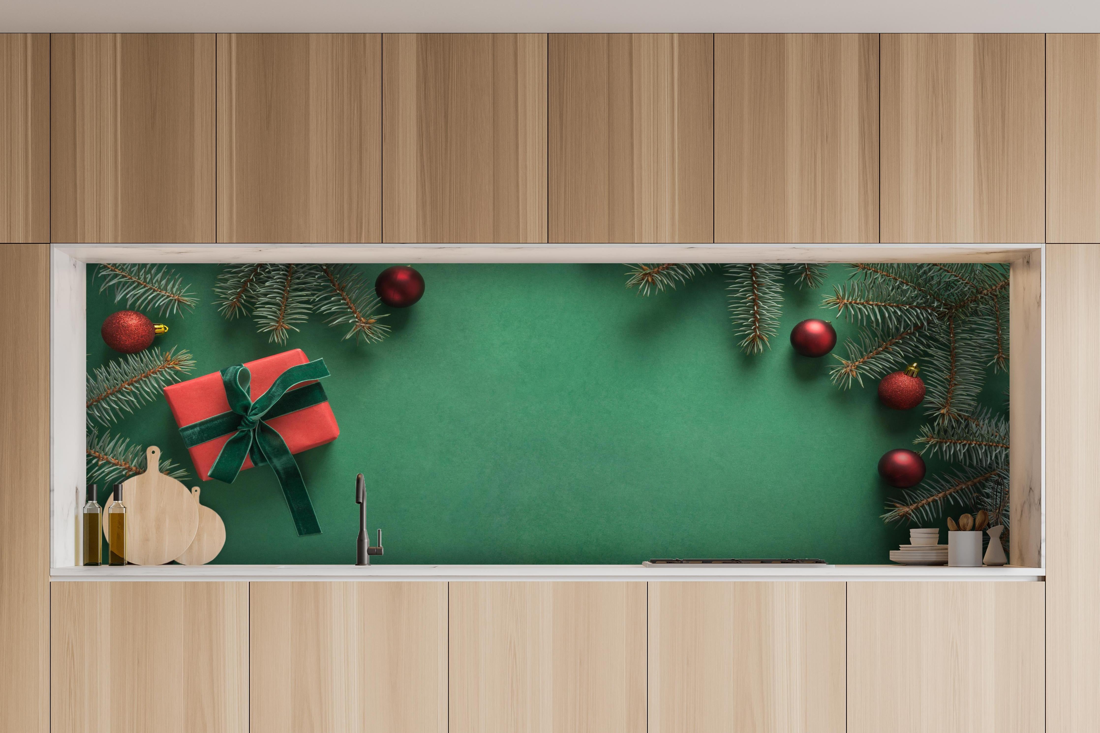 Küche - Weihnachtsrahmen auf grünem Hintergrund hinter weißen Hochglanz-Küchenregalen und schwarzem Wasserhahn