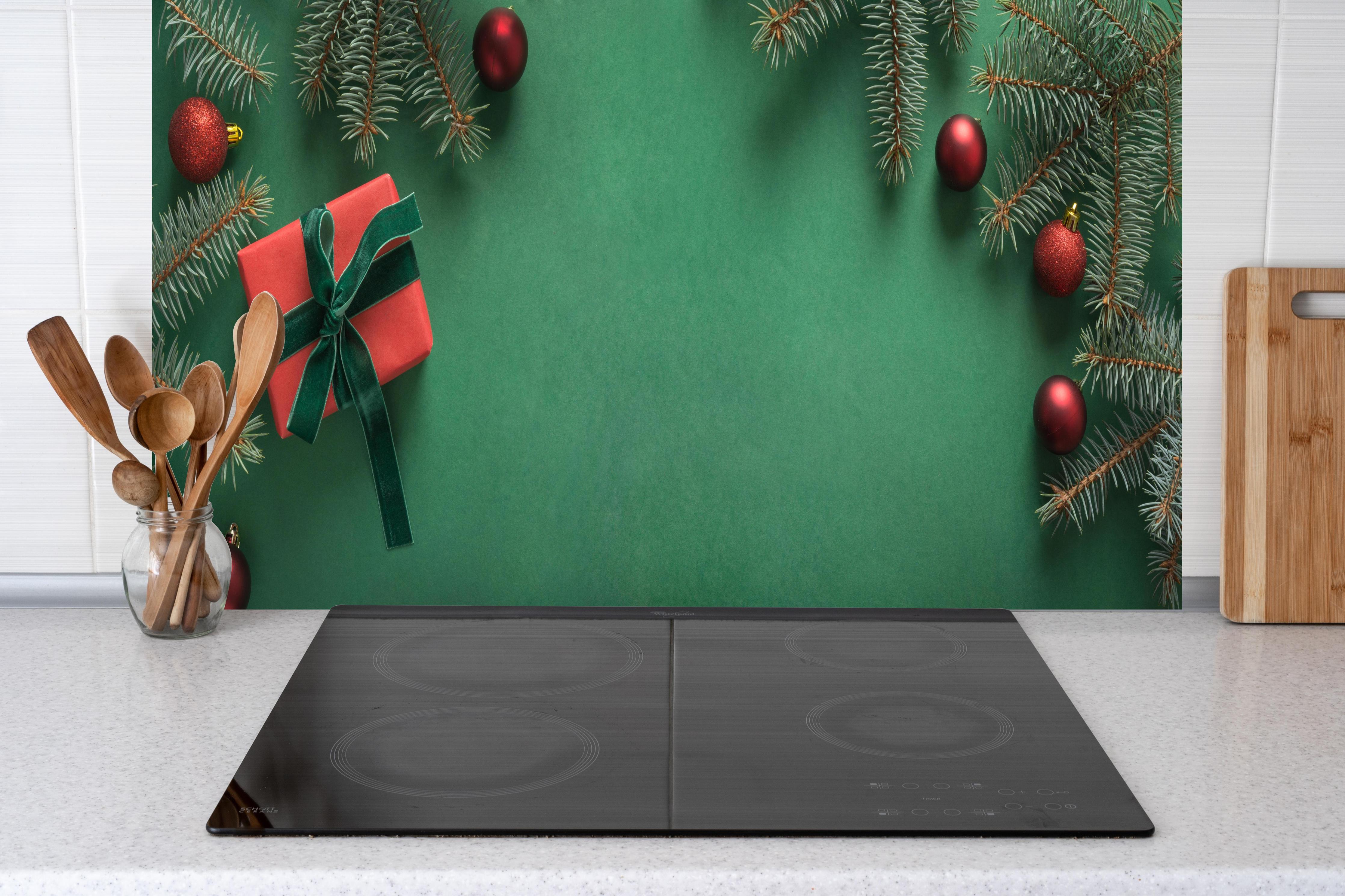 Küche - Weihnachtsrahmen auf grünem Hintergrund hinter weißen Hochglanz-Küchenregalen und schwarzem Wasserhahn