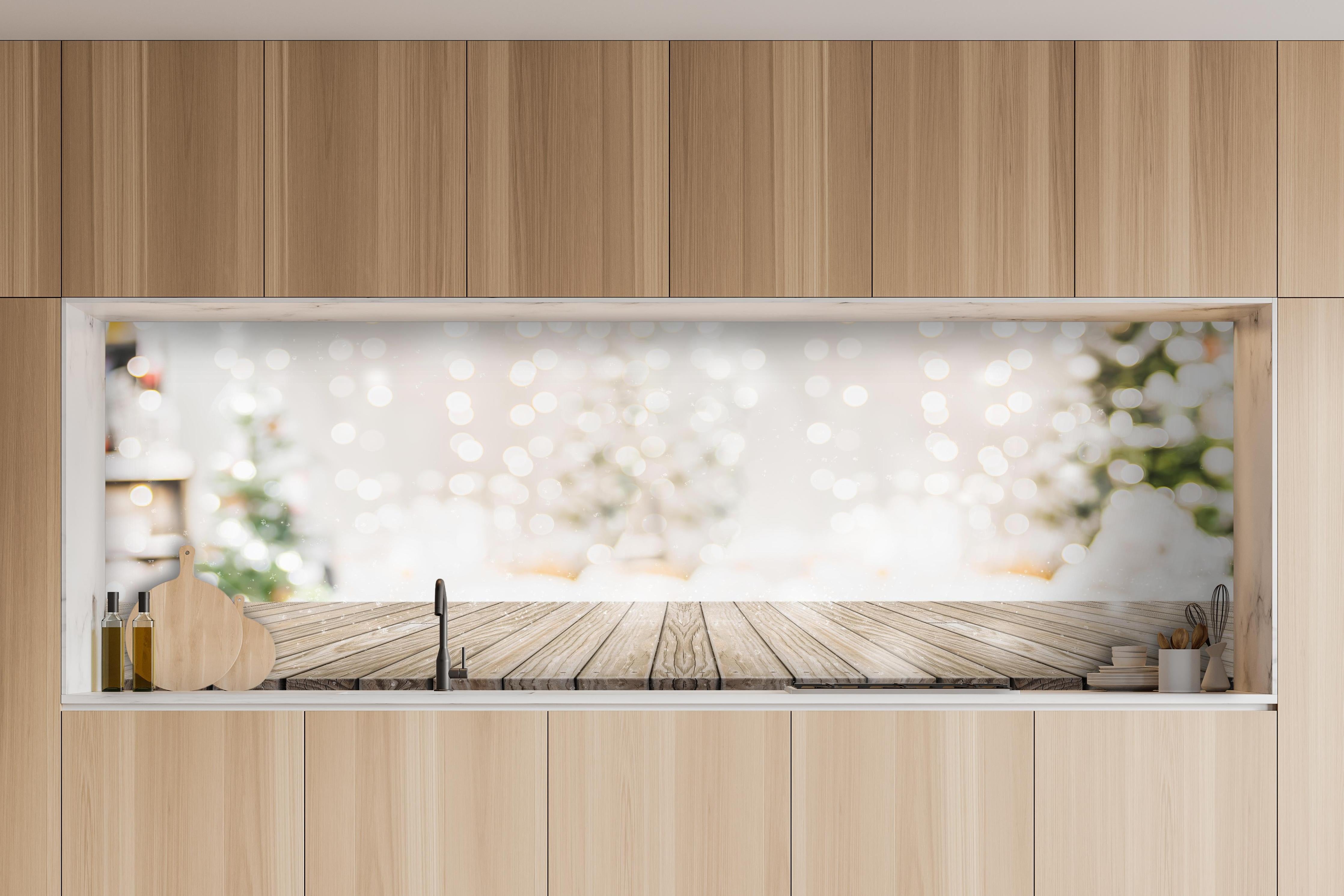 Küche - Weihnachtstimmung hinter weißen Hochglanz-Küchenregalen und schwarzem Wasserhahn