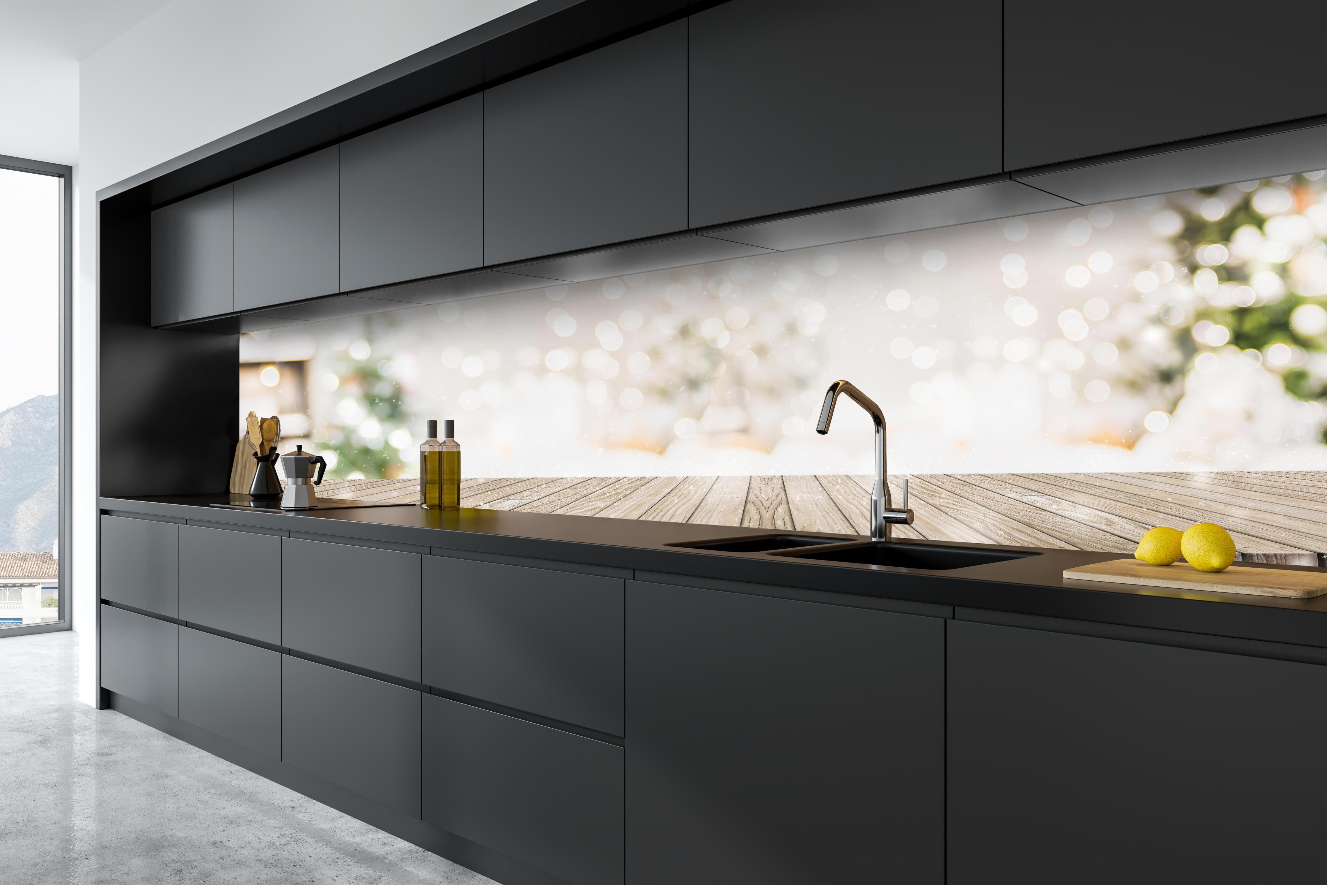 Küche - Weihnachtstimmung hinter weißen Hochglanz-Küchenregalen und schwarzem Wasserhahn