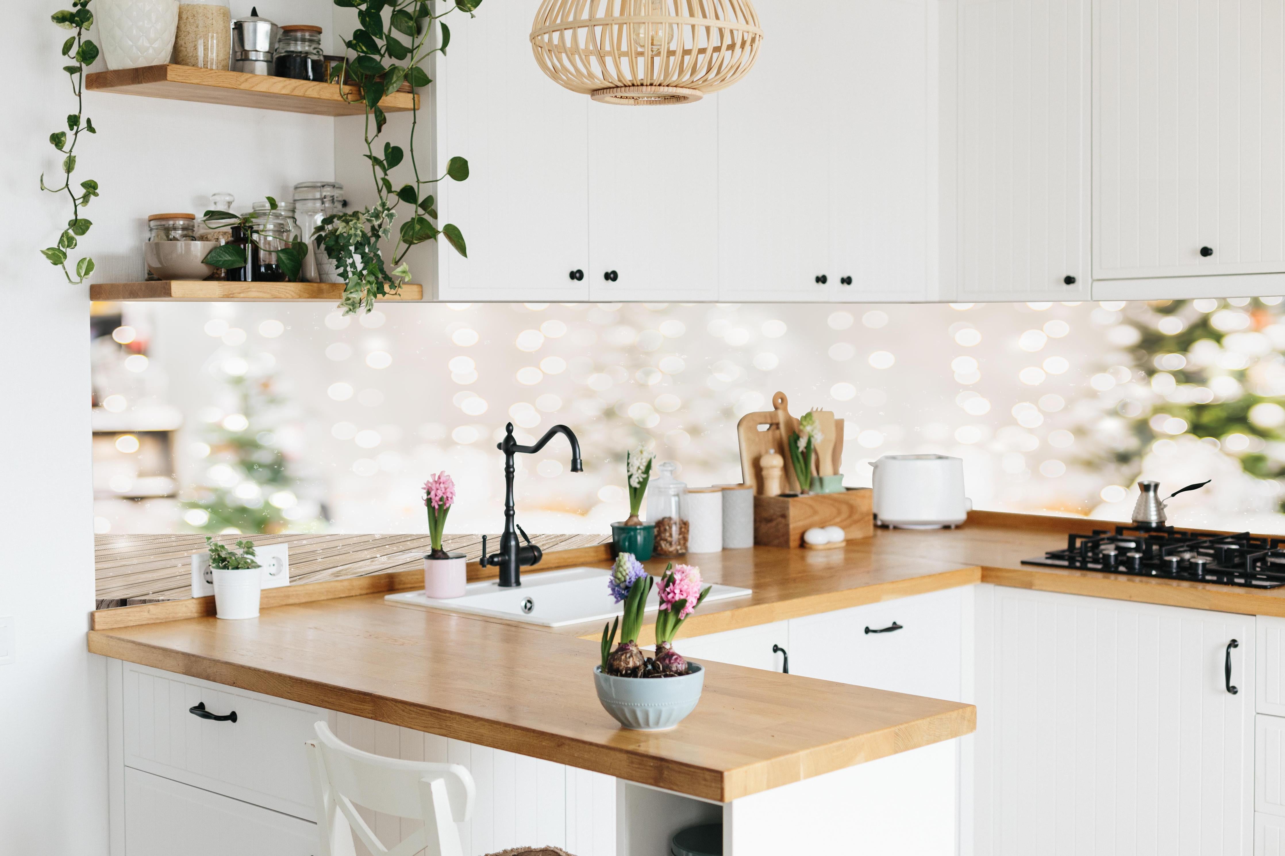 Küche - Weihnachtstimmung hinter weißen Hochglanz-Küchenregalen und schwarzem Wasserhahn