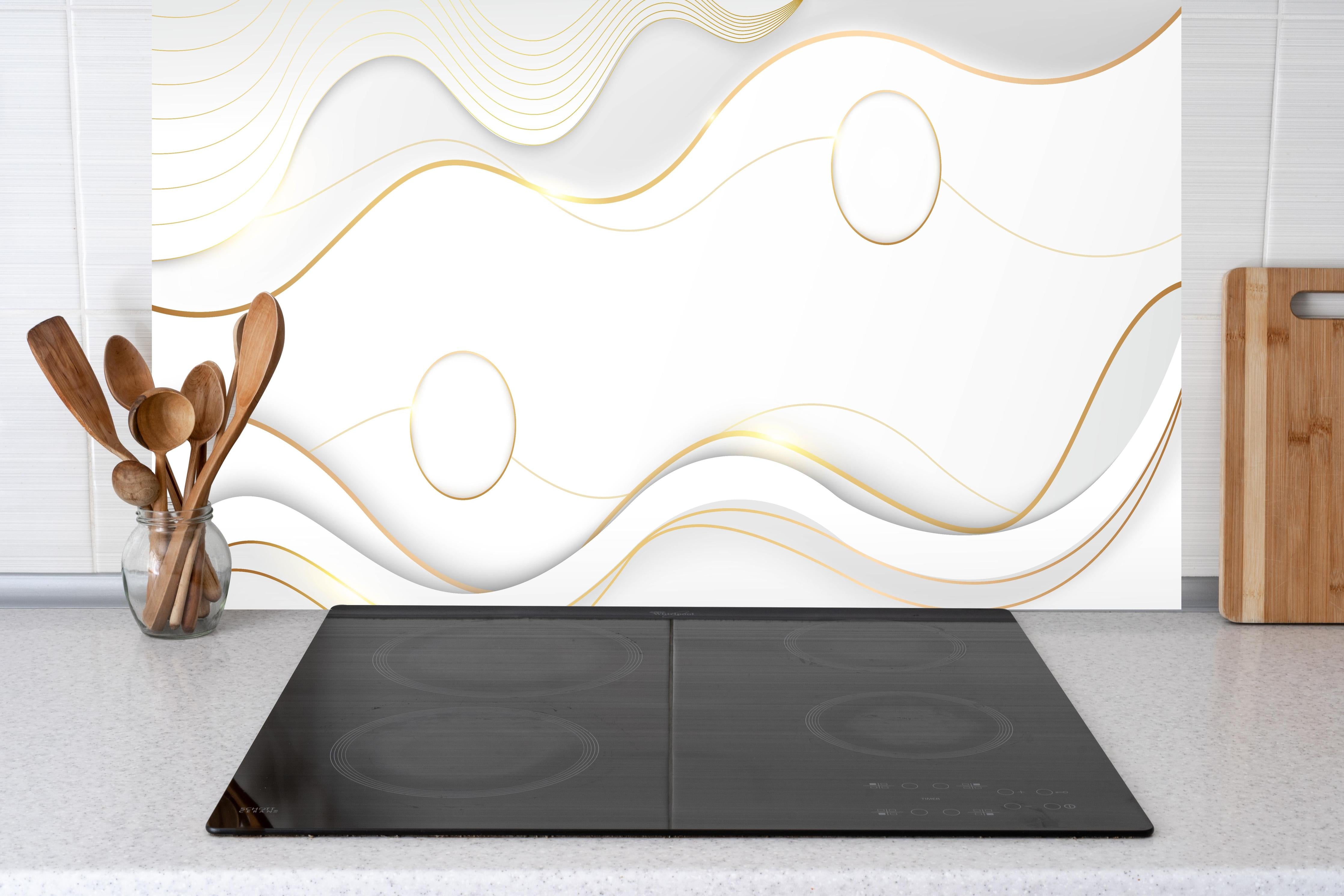 Küche - Weiß-Goldenes Wellen-Muster für Luxusdesign hinter weißen Hochglanz-Küchenregalen und schwarzem Wasserhahn