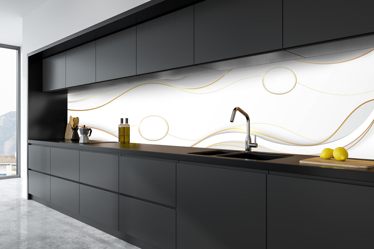 Küche - Weiß-Goldenes Wellen-Muster für Luxusdesign hinter weißen Hochglanz-Küchenregalen und schwarzem Wasserhahn