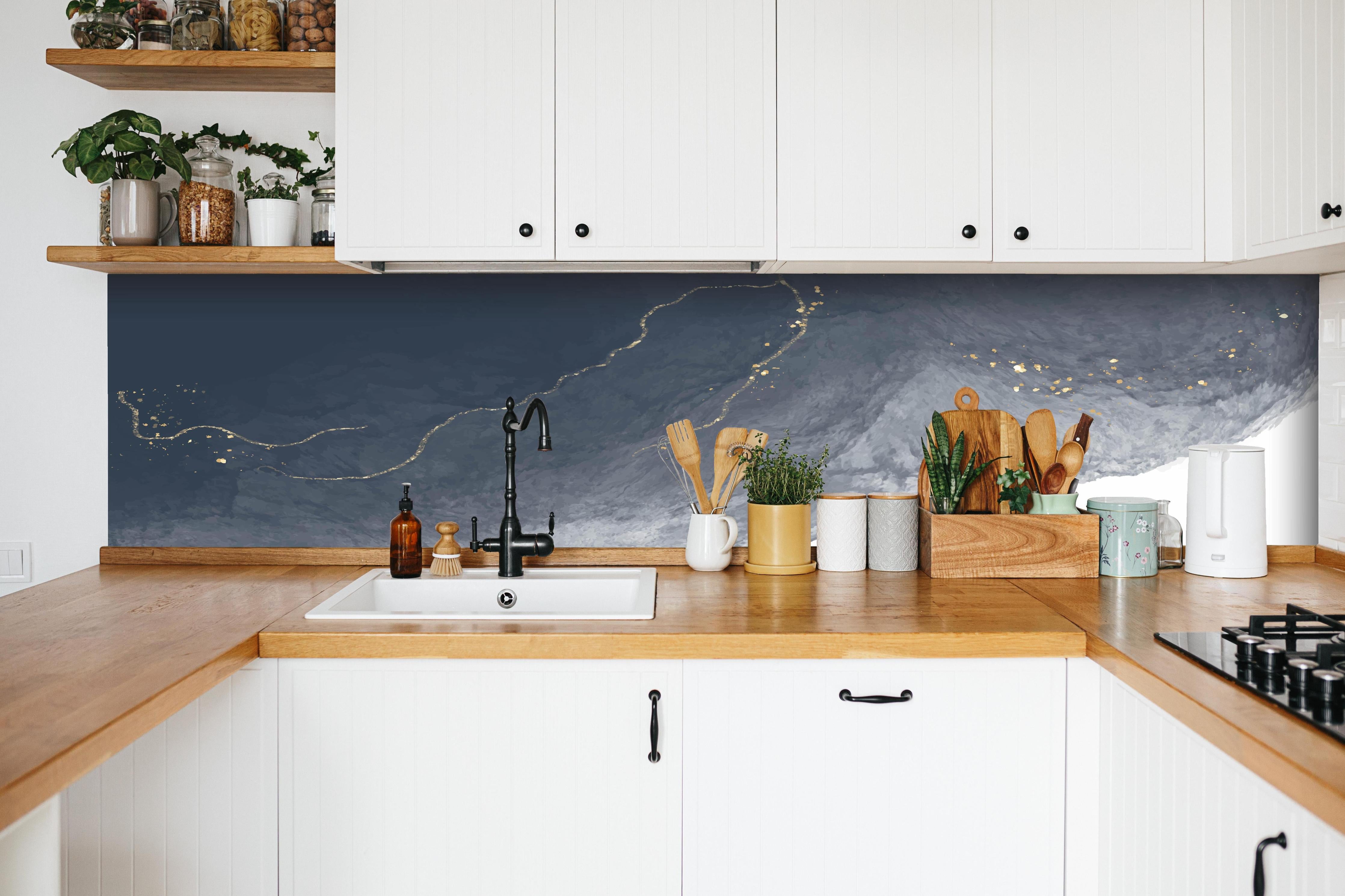 Küche - Weiß und Grau als elegante Hintergrundtextur hinter weißen Hochglanz-Küchenregalen und schwarzem Wasserhahn