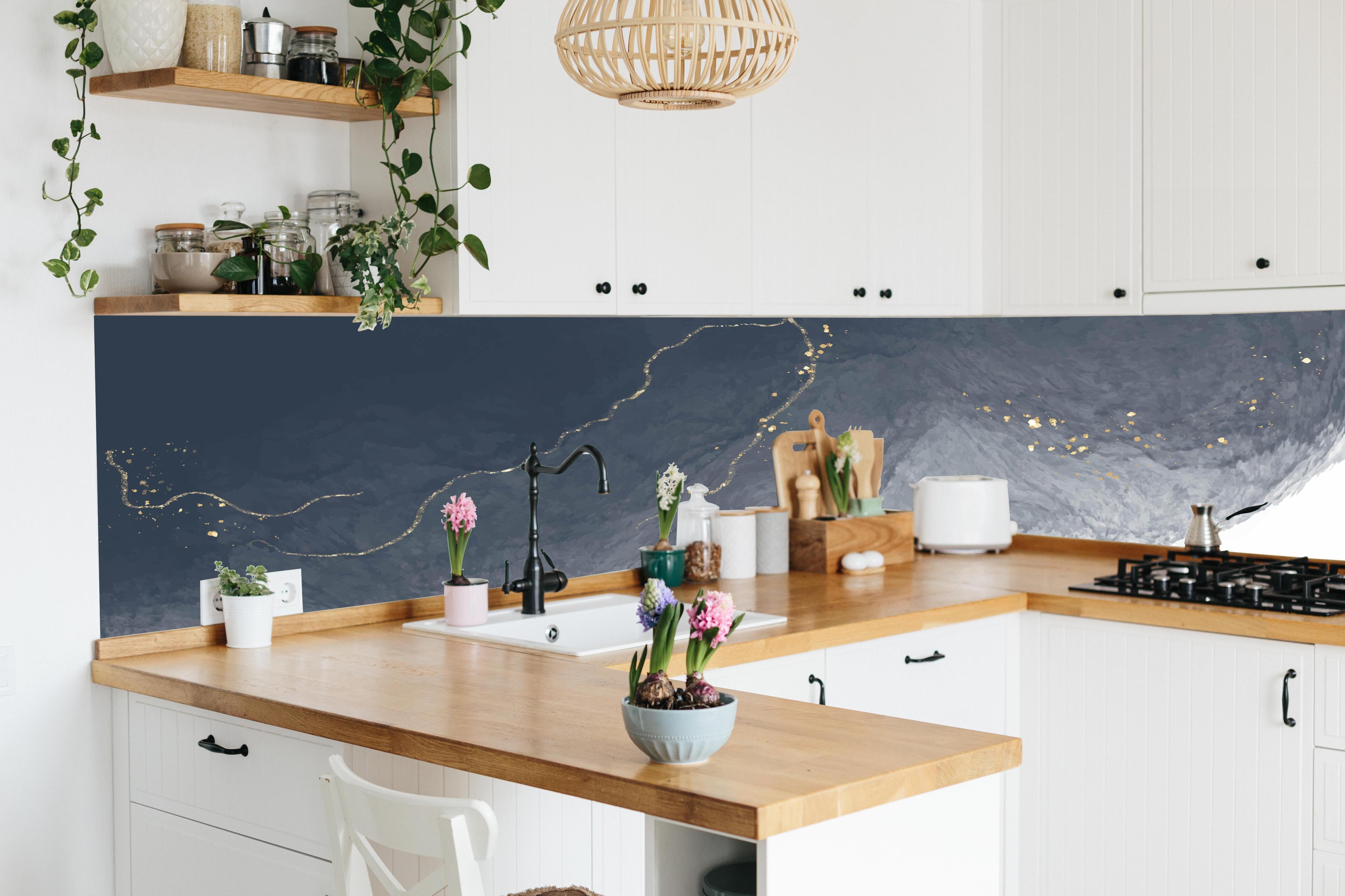 Küche - Weiß und Grau als elegante Hintergrundtextur hinter weißen Hochglanz-Küchenregalen und schwarzem Wasserhahn