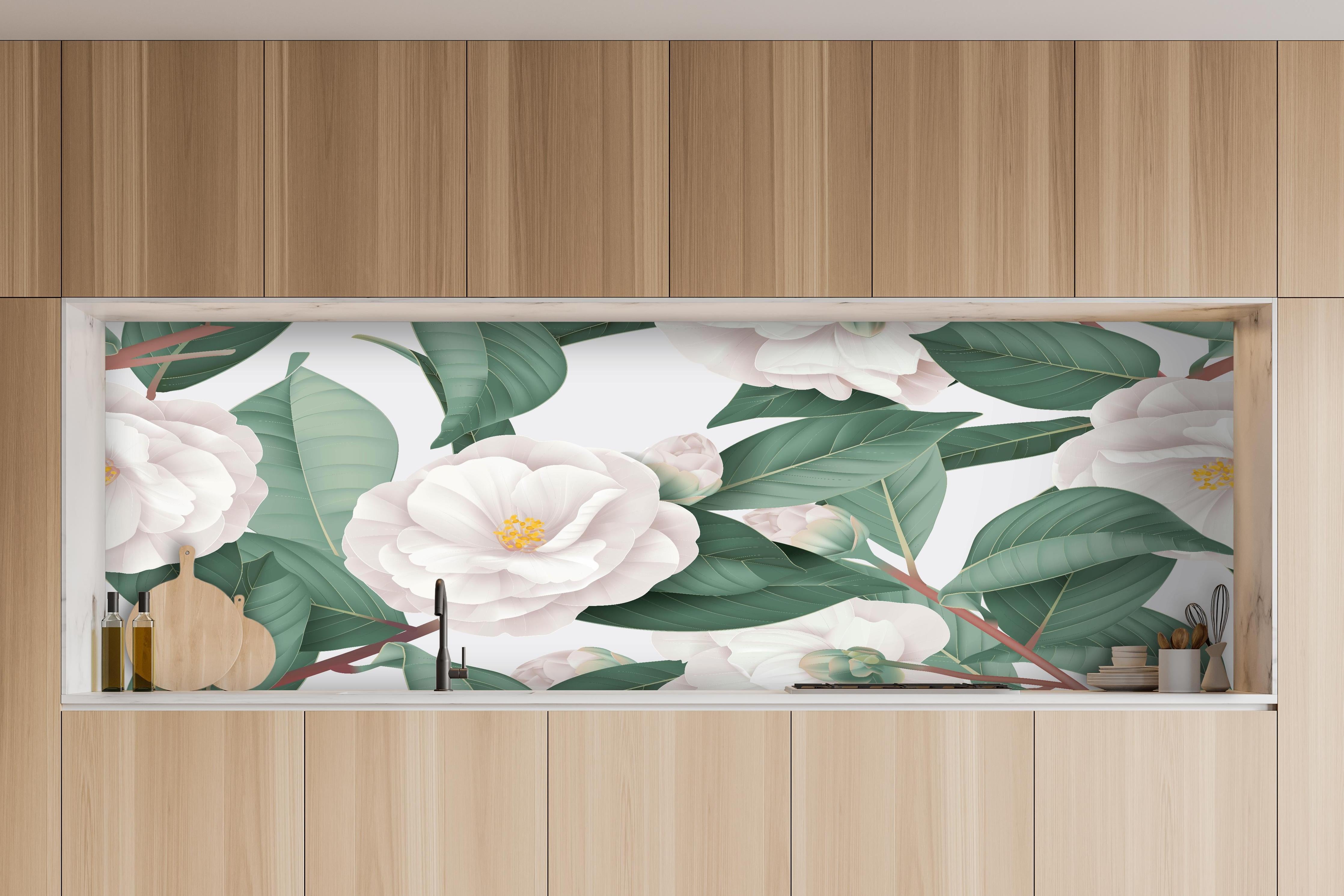 Küche - Weiße Semi-double Camellias auf Grau hinter weißen Hochglanz-Küchenregalen und schwarzem Wasserhahn