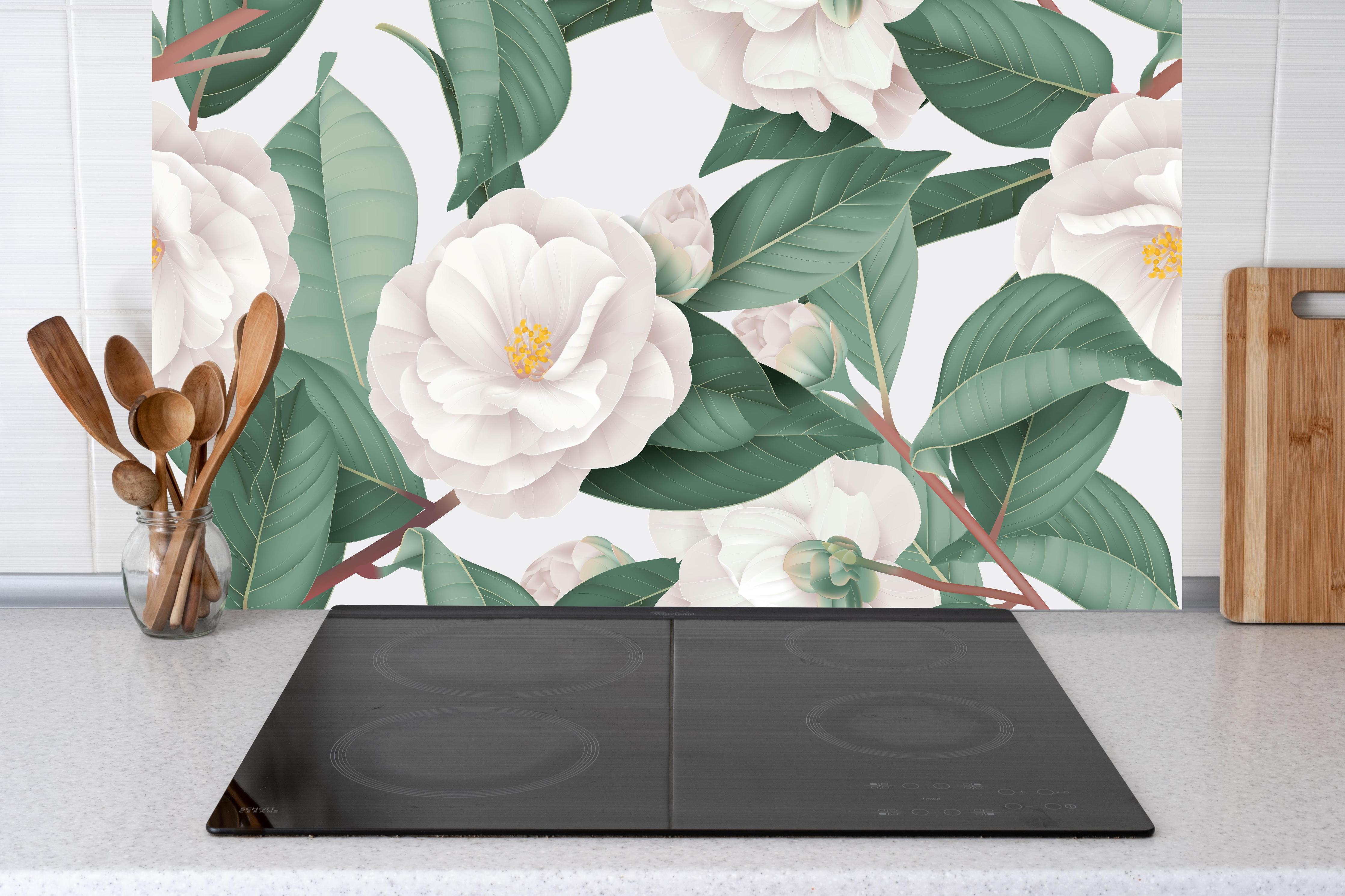 Küche - Weiße Semi-double Camellias auf Grau hinter weißen Hochglanz-Küchenregalen und schwarzem Wasserhahn