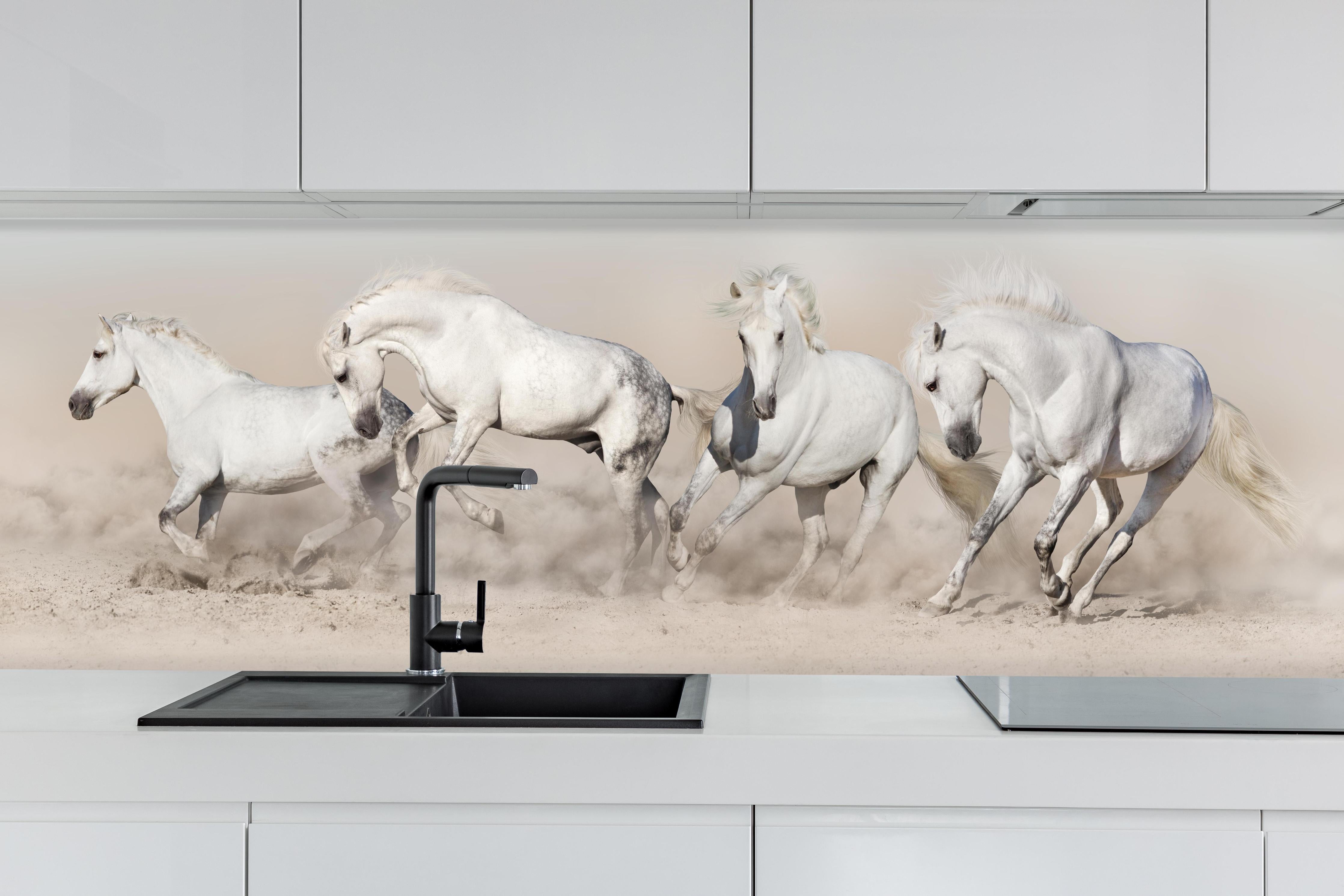 Küche - Weiße Wildpferde Staubwolke Wüste hinter weißen Hochglanz-Küchenregalen und schwarzem Wasserhahn
