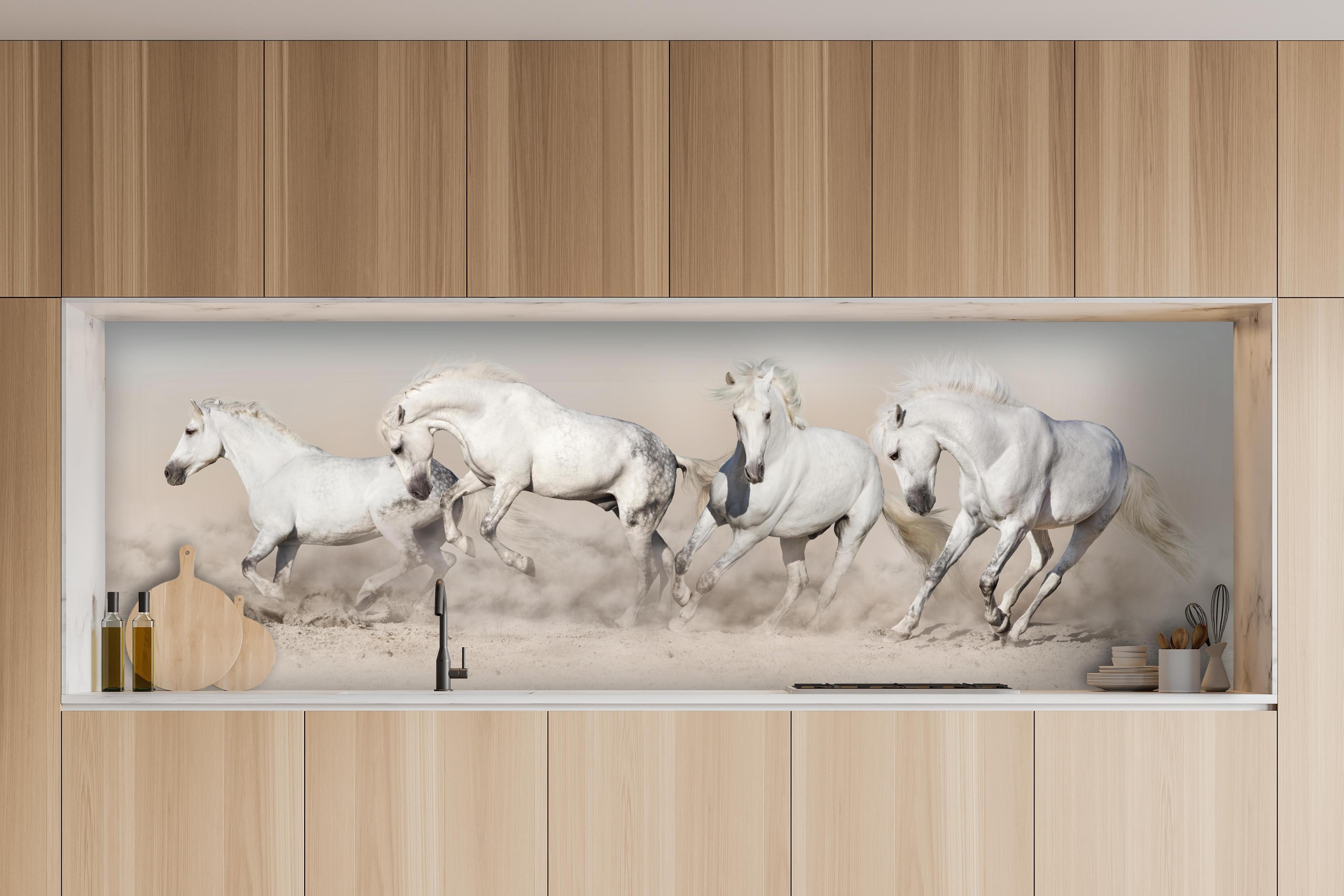 Küche - Weiße Wildpferde Staubwolke Wüste hinter weißen Hochglanz-Küchenregalen und schwarzem Wasserhahn