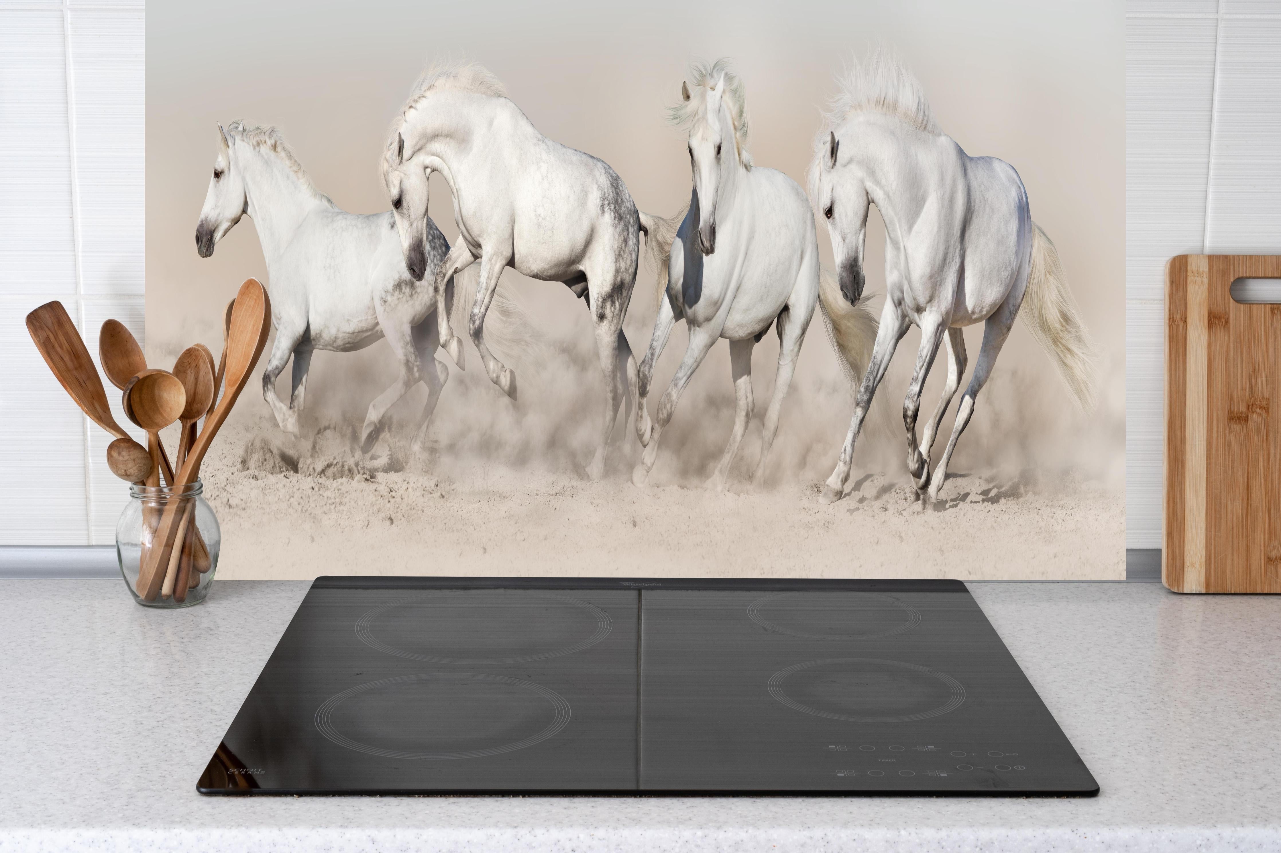 Küche - Weiße Wildpferde Staubwolke Wüste hinter weißen Hochglanz-Küchenregalen und schwarzem Wasserhahn