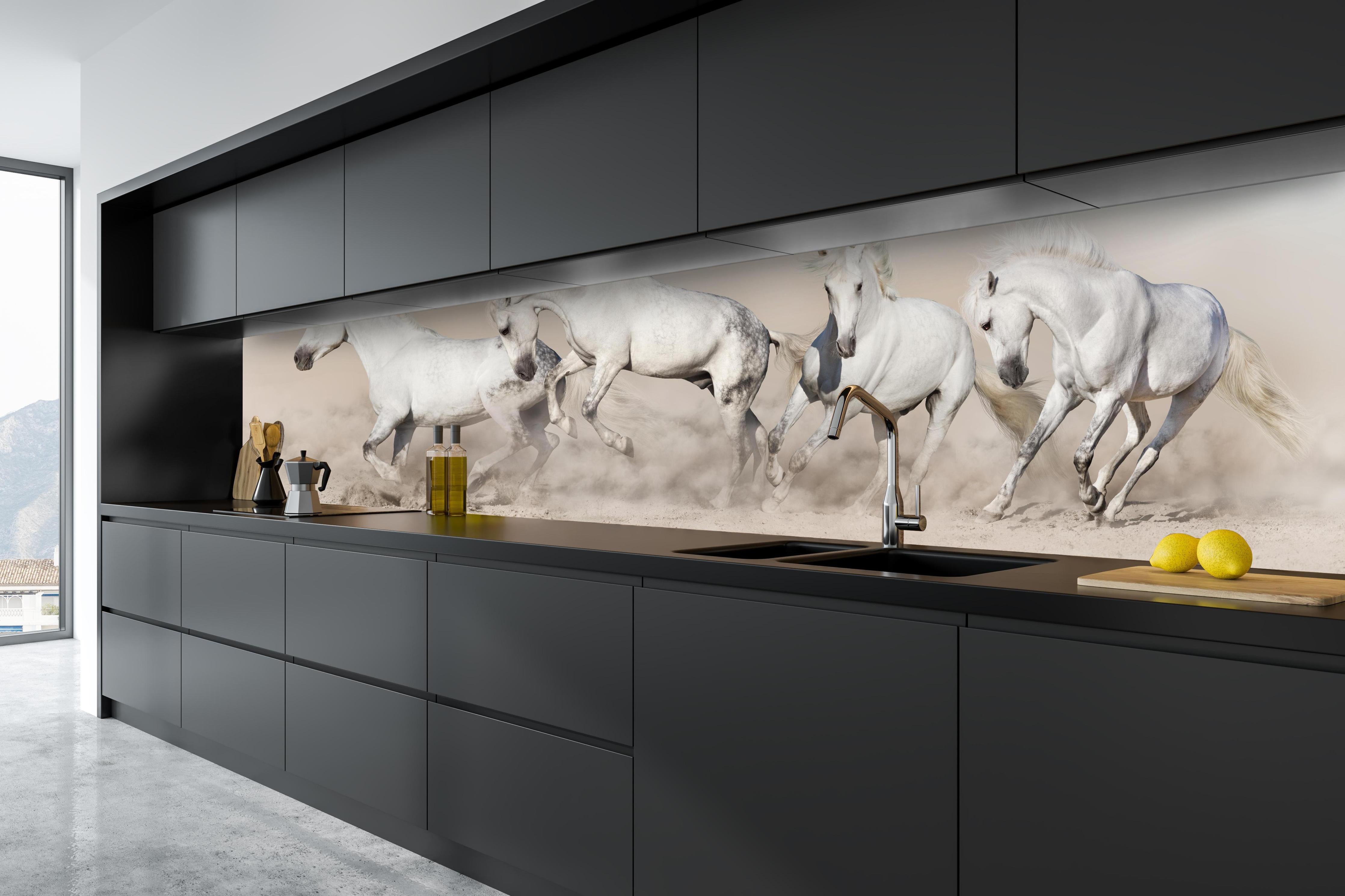 Küche - Weiße Wildpferde Staubwolke Wüste hinter weißen Hochglanz-Küchenregalen und schwarzem Wasserhahn