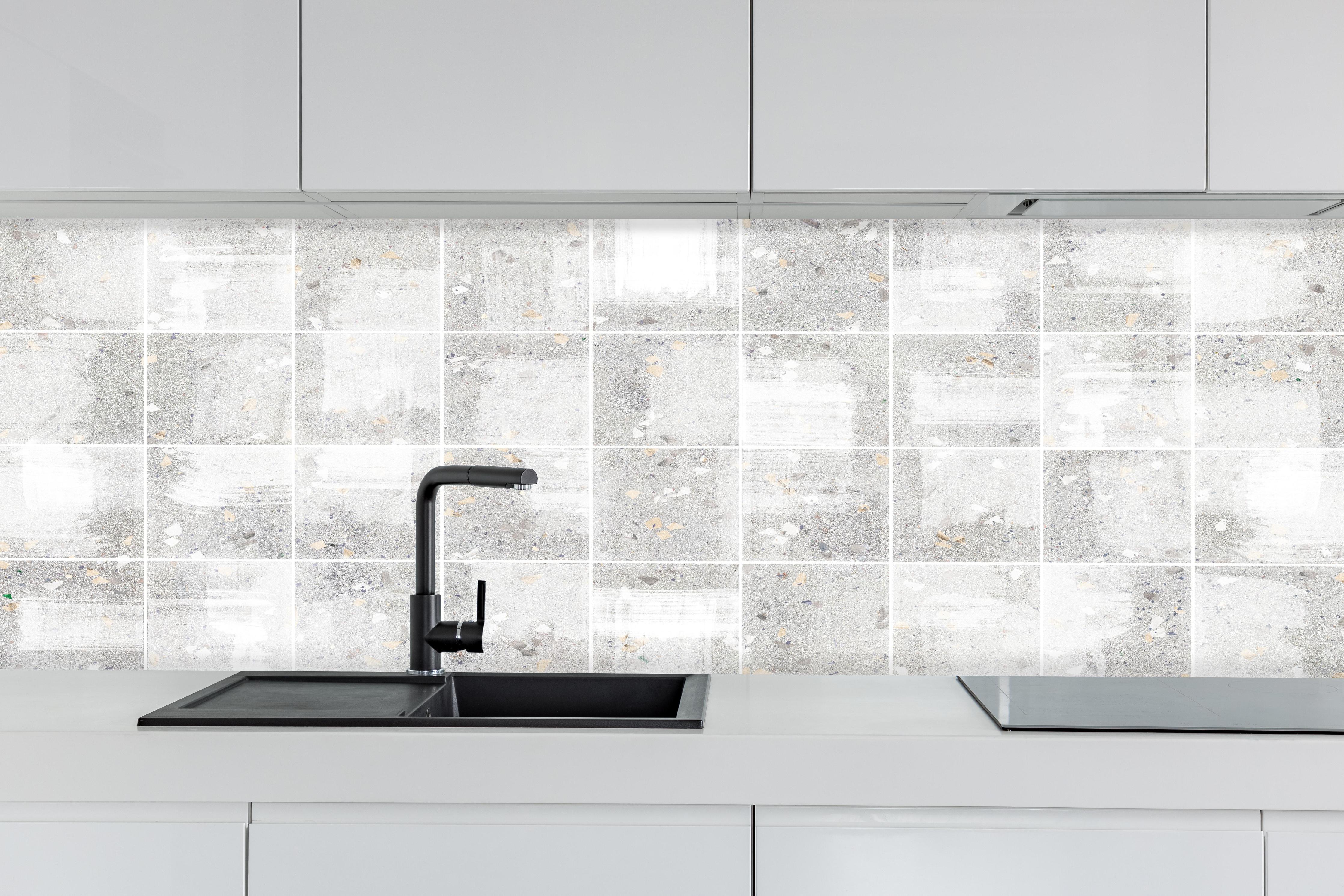 Küche - Weißes Fliesenmuster - Terrazzo Struktur  hinter weißen Hochglanz-Küchenregalen und schwarzem Wasserhahn