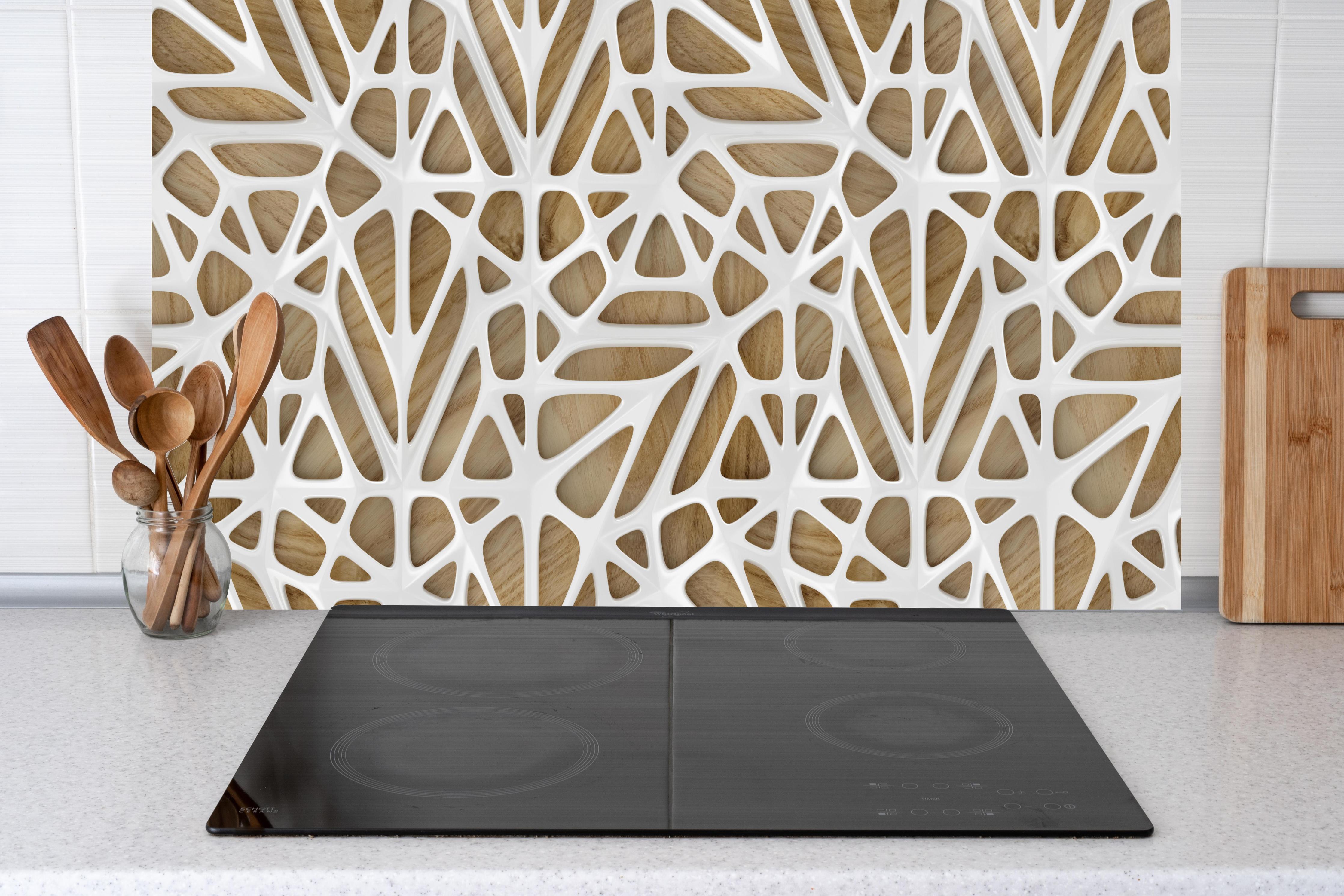 Küche - Weißes Gitter Muster hinter weißen Hochglanz-Küchenregalen und schwarzem Wasserhahn