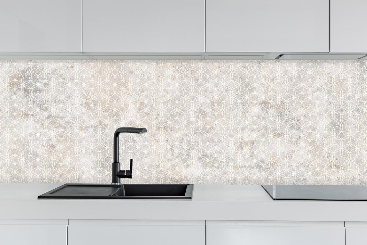 Küche - Weißes geometrisches Muster auf weißem Hintergrund hinter weißen Hochglanz-Küchenregalen und schwarzem Wasserhahn
