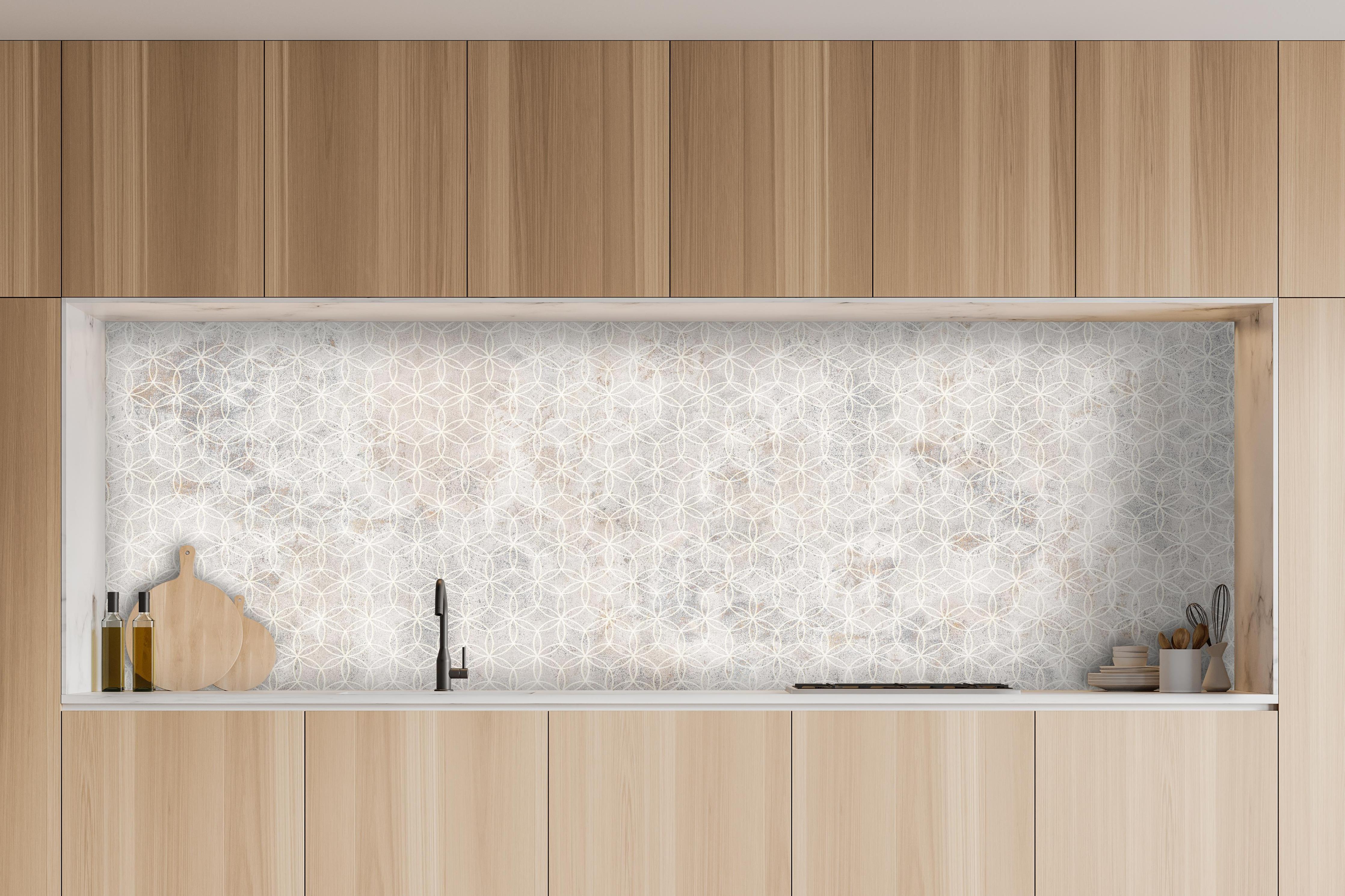 Küche - Weißes geometrisches Muster auf weißem Hintergrund hinter weißen Hochglanz-Küchenregalen und schwarzem Wasserhahn