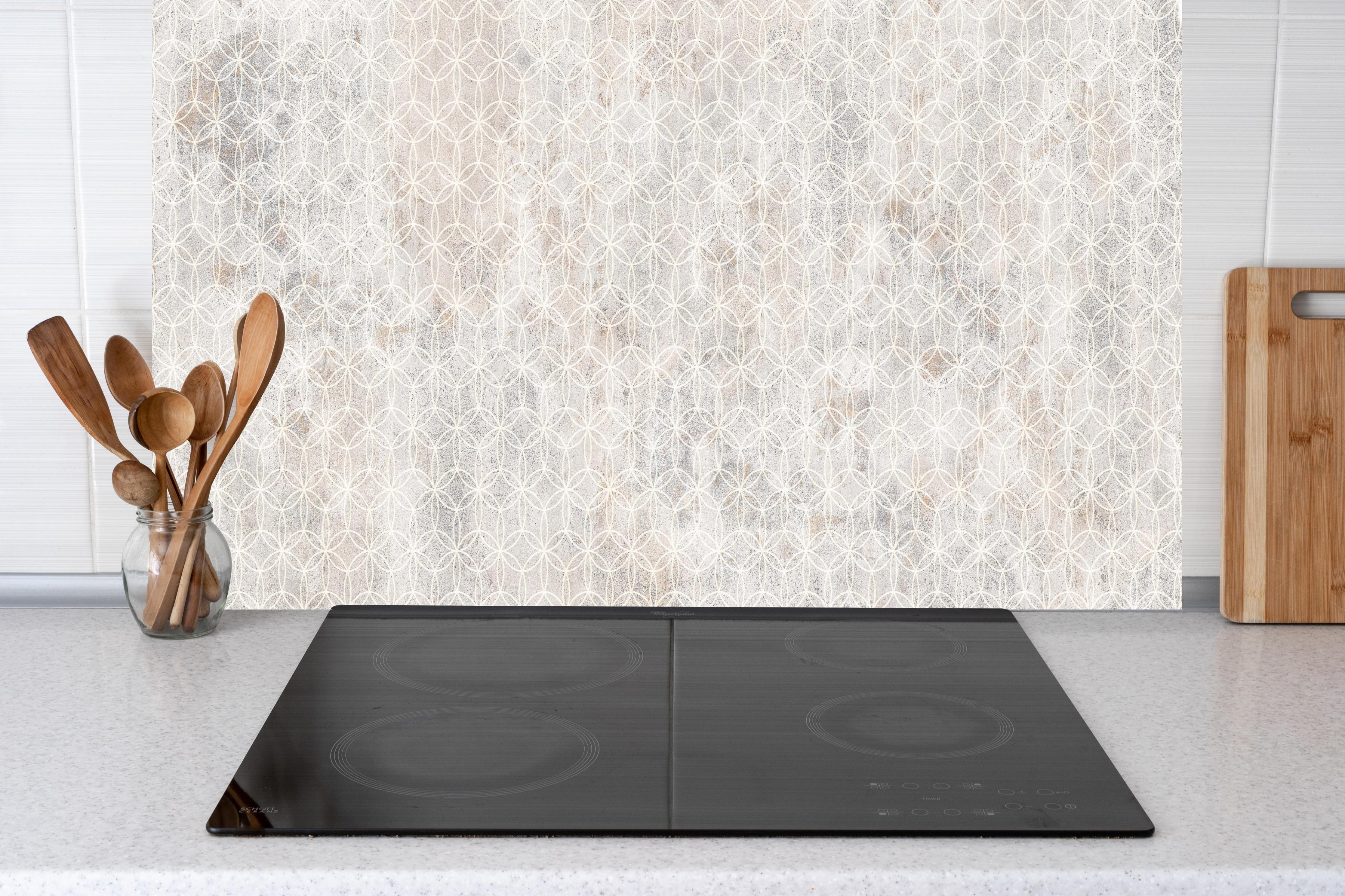 Küche - Weißes geometrisches Muster auf weißem Hintergrund hinter weißen Hochglanz-Küchenregalen und schwarzem Wasserhahn