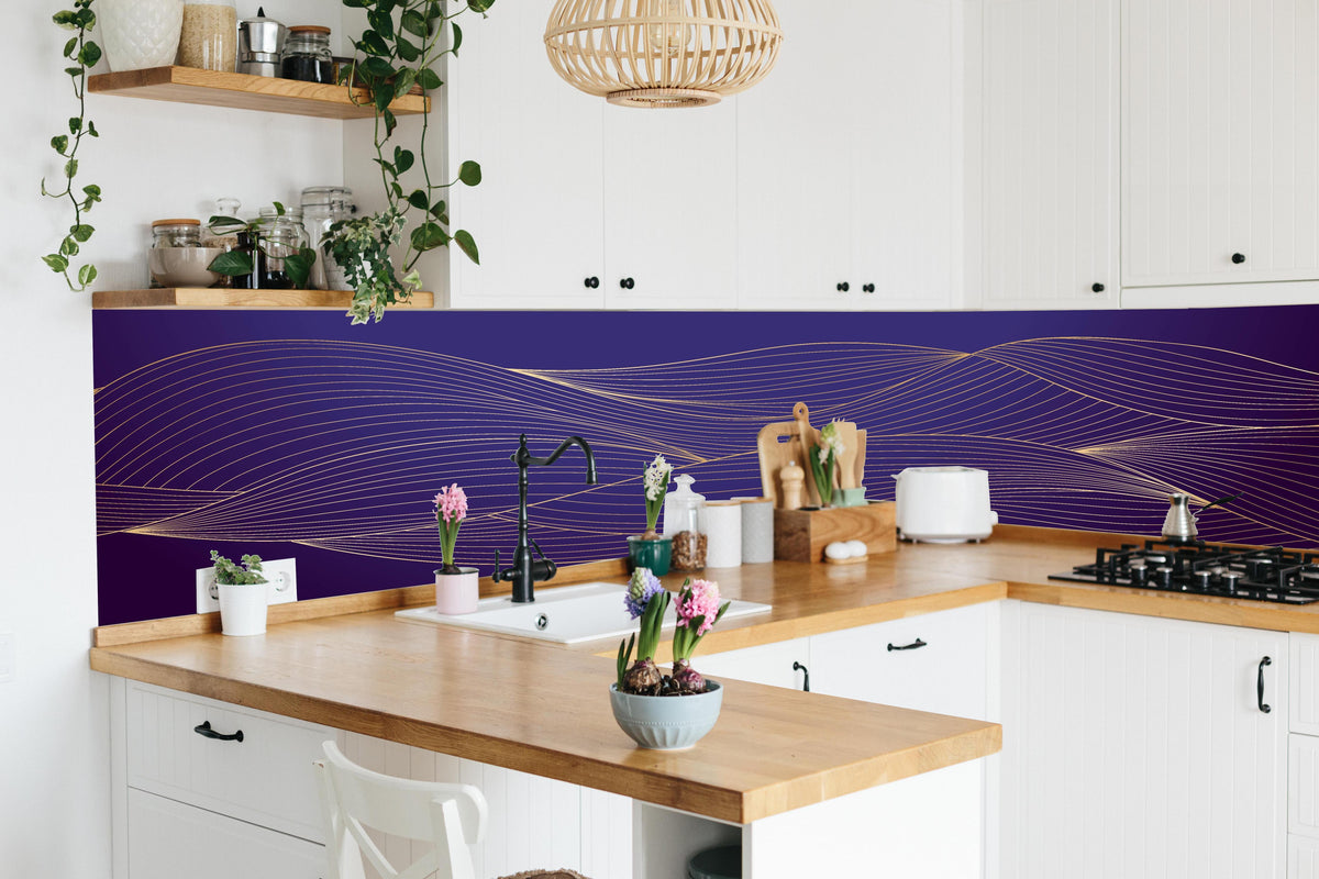 Küche - Wellenförmige Lila Gold Linienkunst in lebendiger Küche mit bunten Blumen