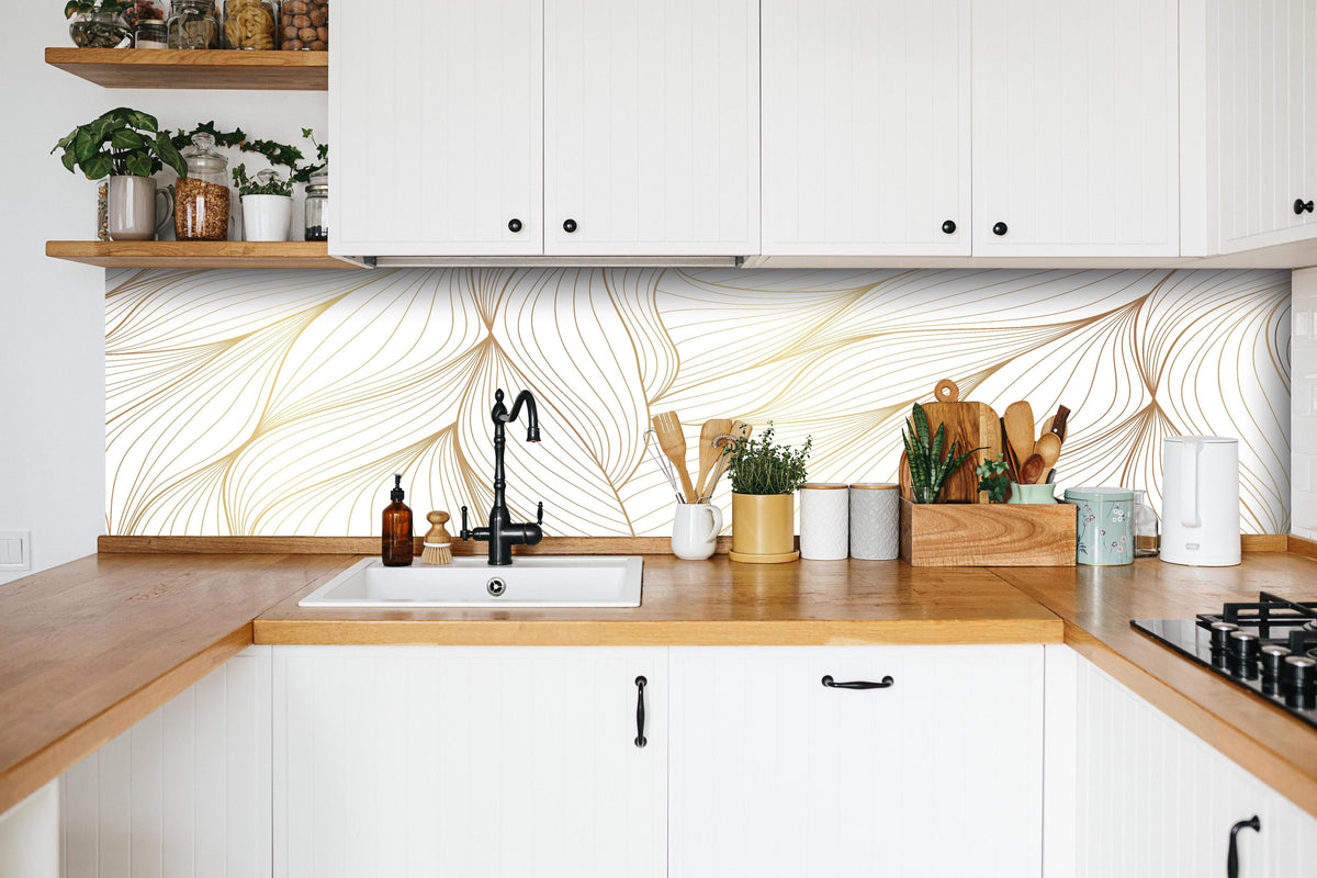 Küche - Wellenförmiges Muster in Weiß und Beige hinter weißen Hochglanz-Küchenregalen und schwarzem Wasserhahn