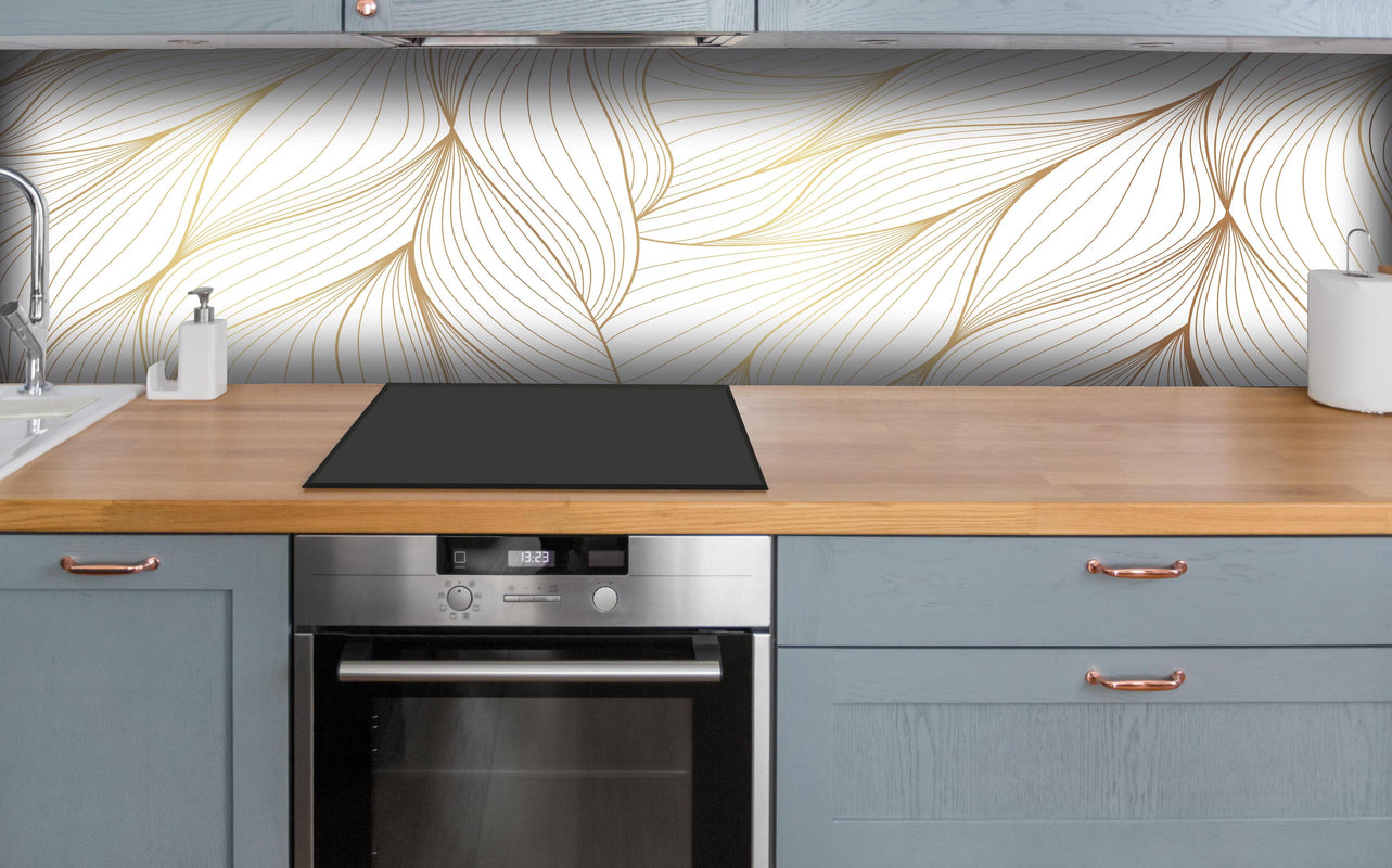 Küche - Wellenförmiges Muster in Weiß und Beige hinter weißen Hochglanz-Küchenregalen und schwarzem Wasserhahn
