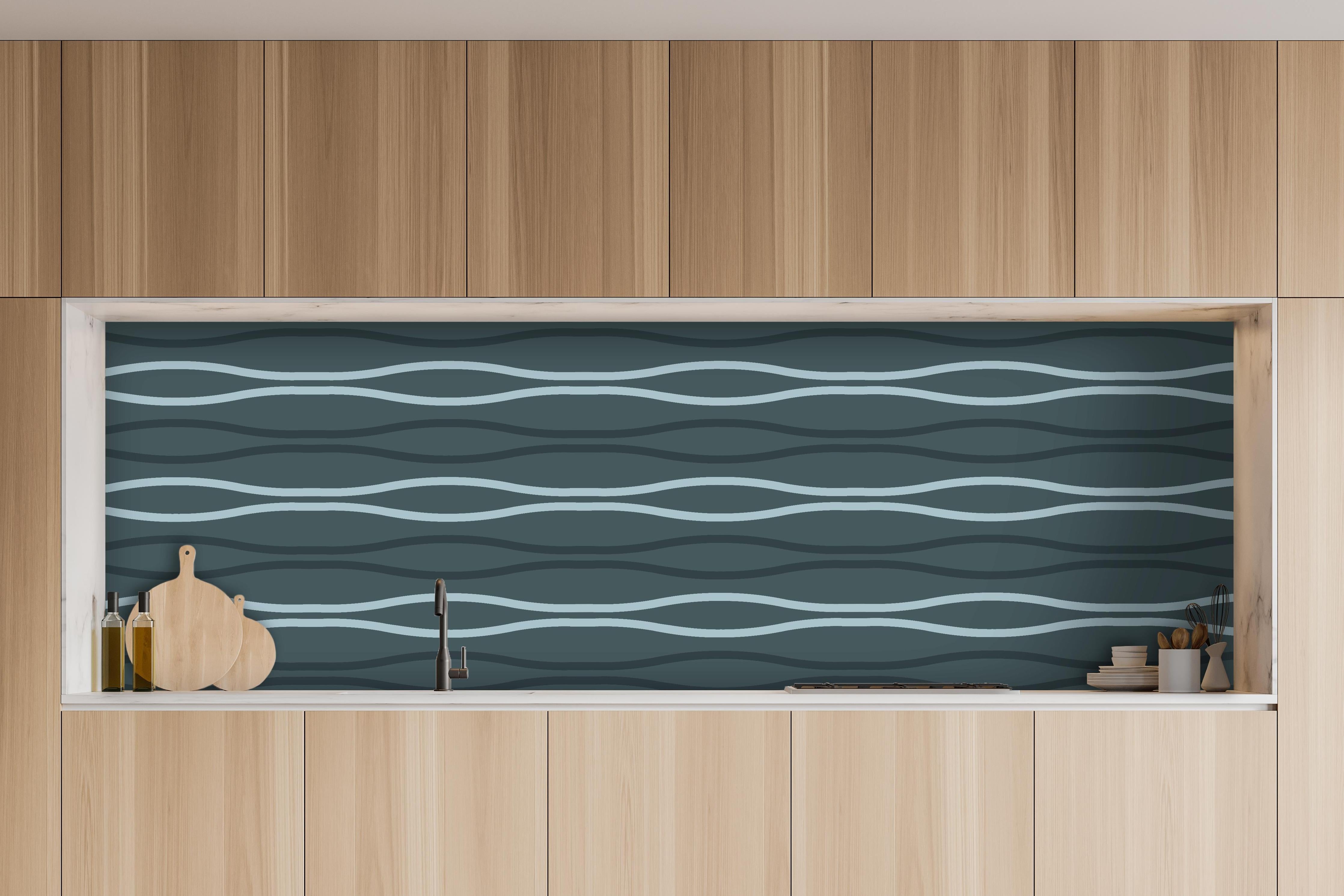 Küche - Wellenmuster Hintergrund in Grau-Blau Tönen hinter weißen Hochglanz-Küchenregalen und schwarzem Wasserhahn