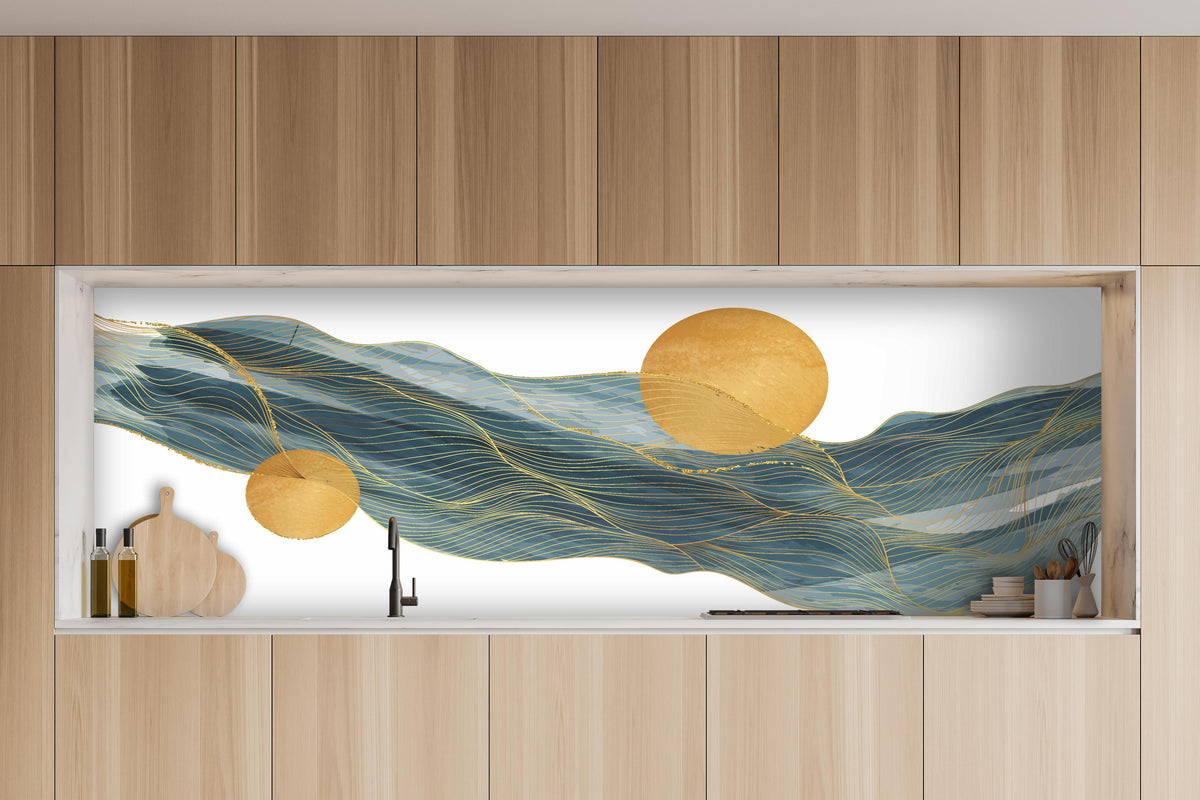 Küche - Wellenmuster mit goldenen Kreisen Kunst hinter weißen Hochglanz-Küchenregalen und schwarzem Wasserhahn