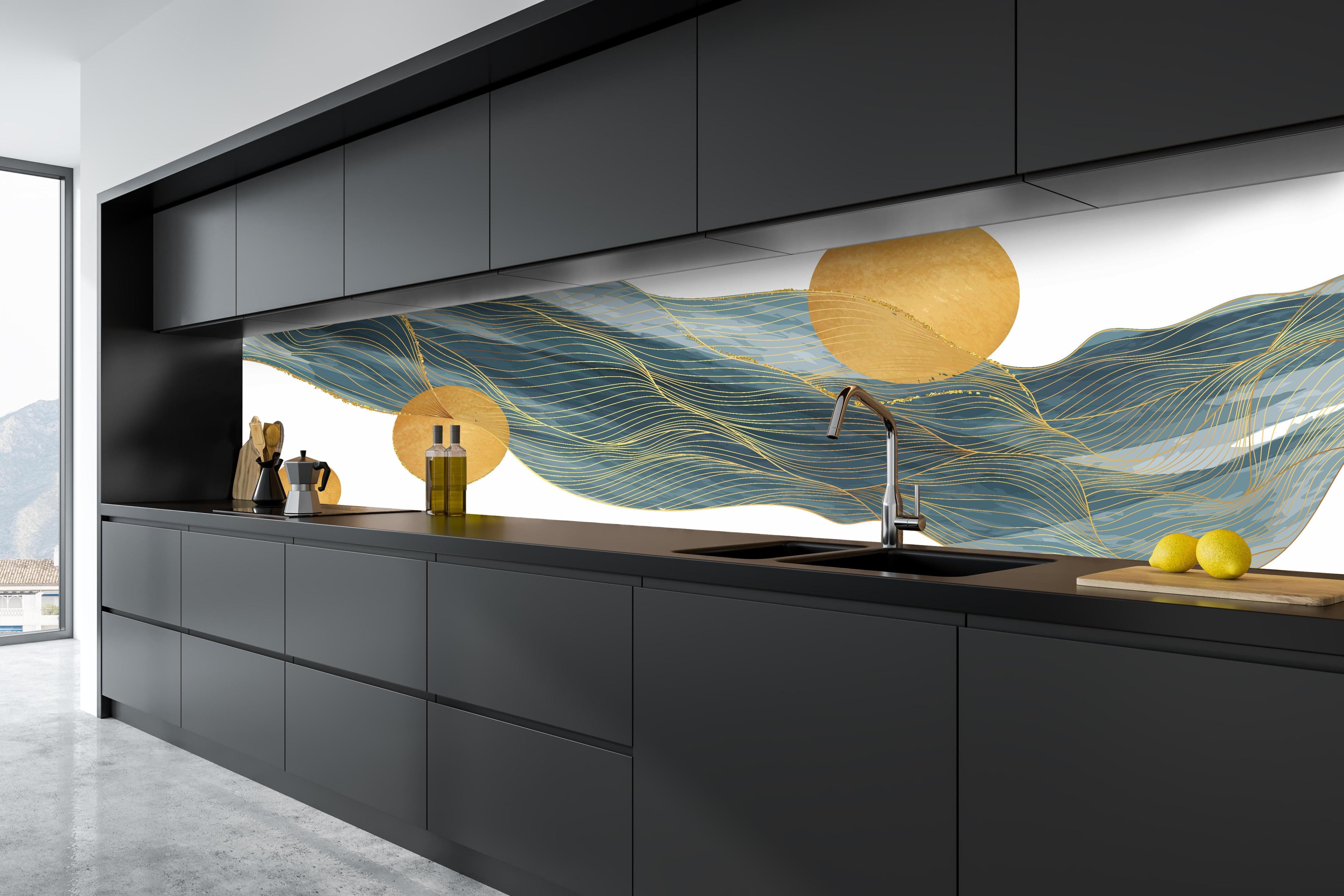 Küche - Wellenmuster mit goldenen Kreisen Kunst hinter weißen Hochglanz-Küchenregalen und schwarzem Wasserhahn