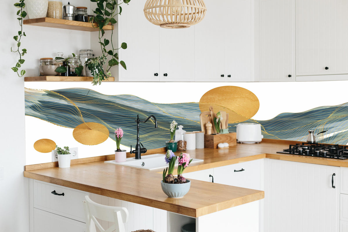 Küche - Wellenmuster mit goldenen Kreisen Kunst hinter weißen Hochglanz-Küchenregalen und schwarzem Wasserhahn