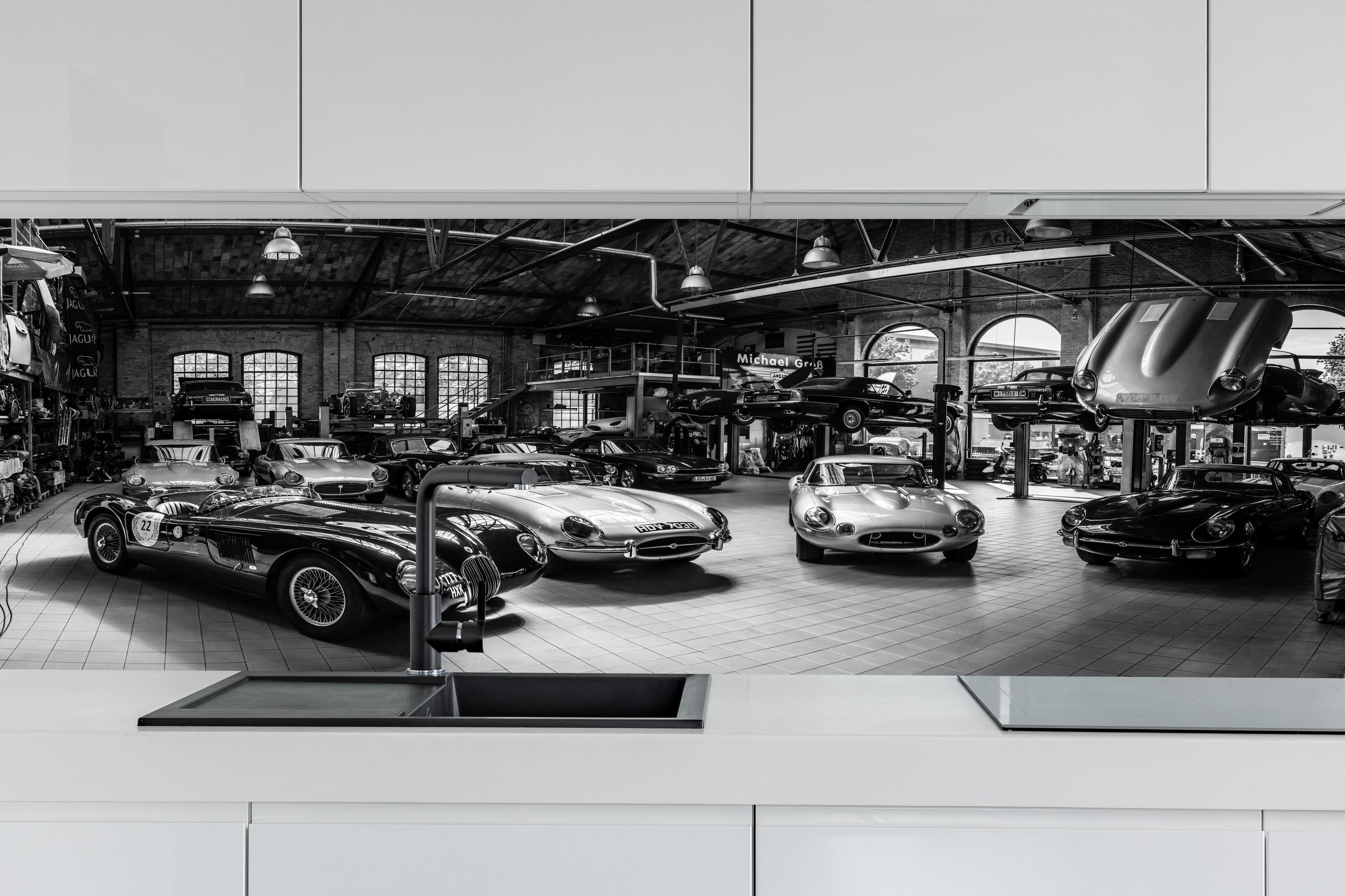 Küche - Werkstadt im Retro Stil hinter weißen Hochglanz-Küchenregalen und schwarzem Wasserhahn