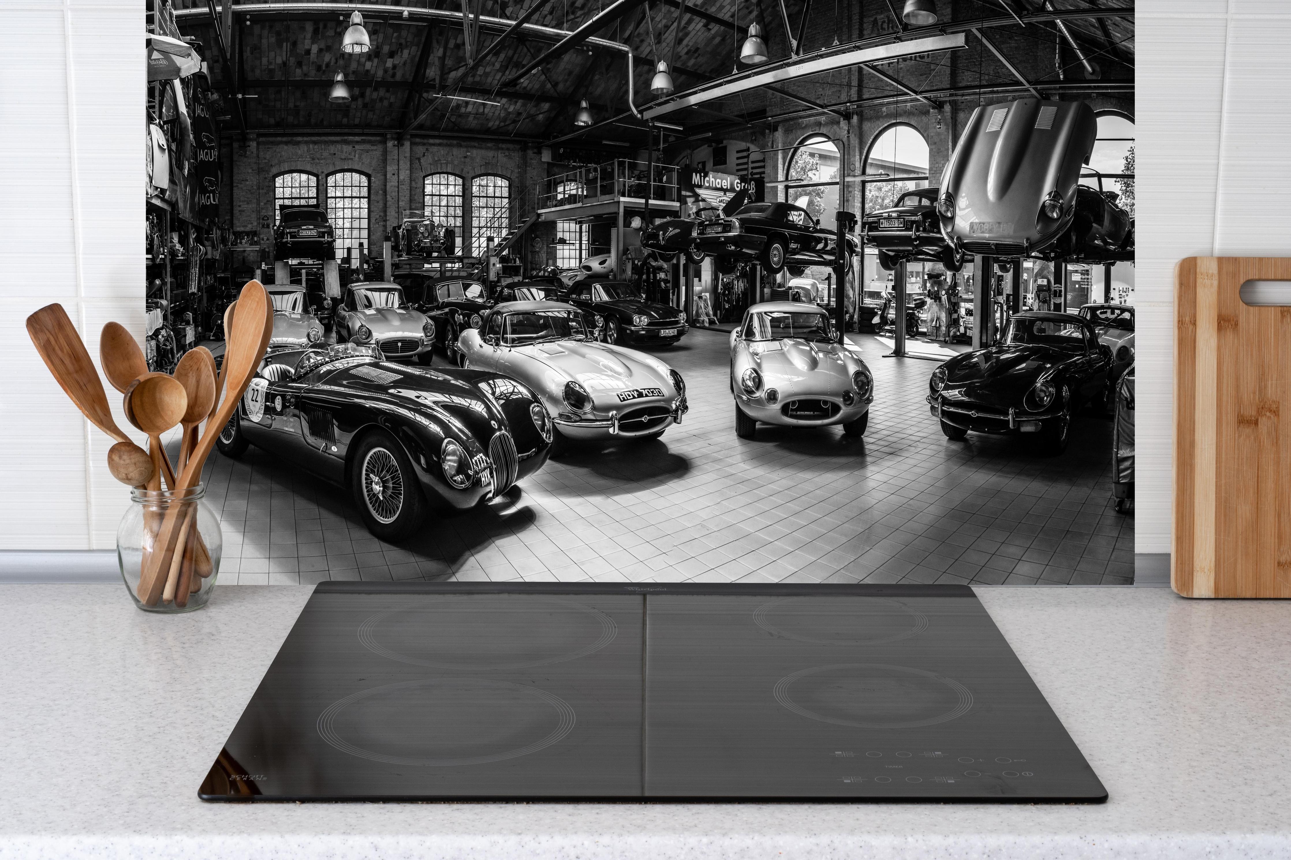 Küche - Werkstadt im Retro Stil hinter weißen Hochglanz-Küchenregalen und schwarzem Wasserhahn