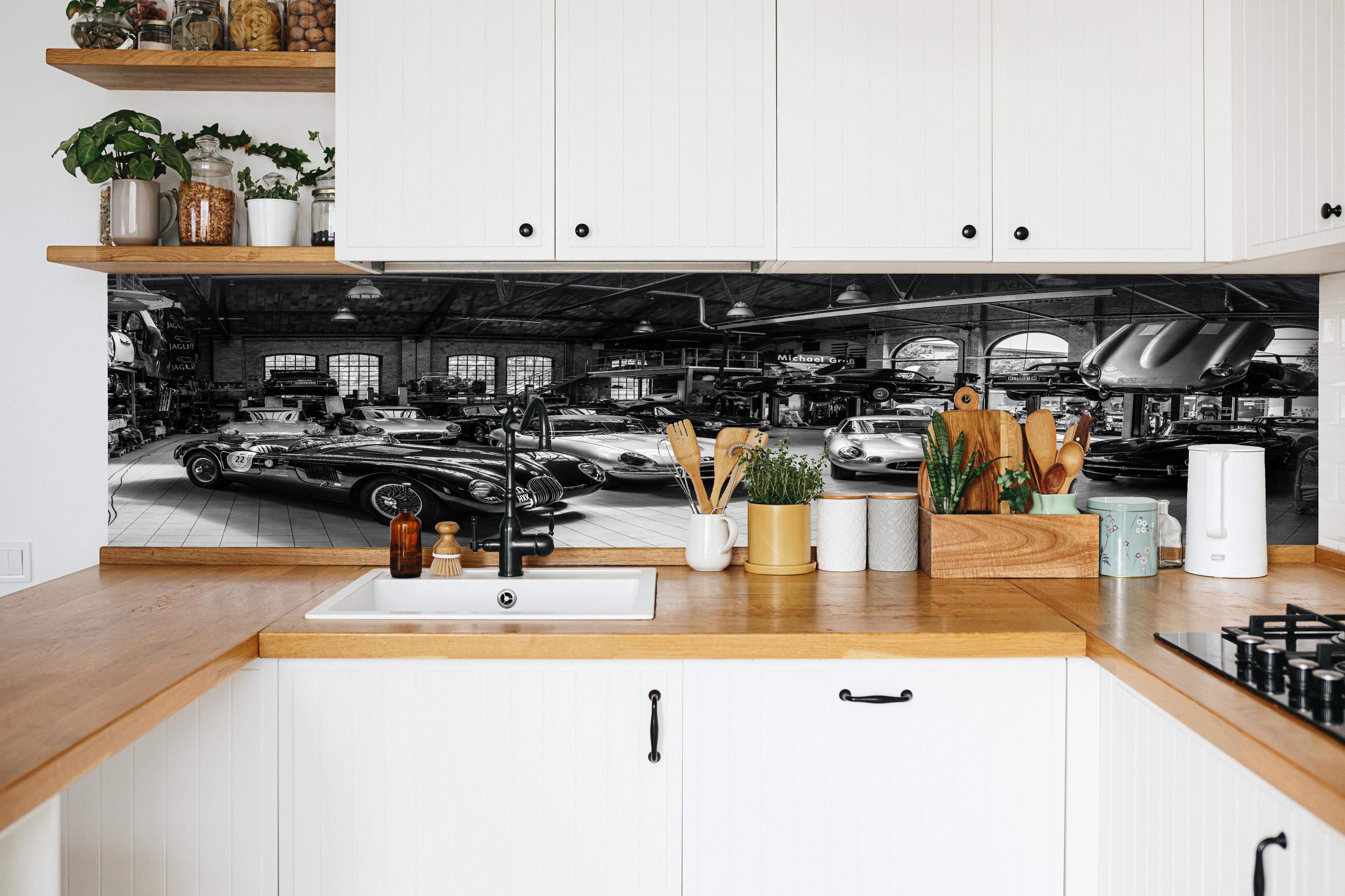 Küche - Werkstadt im Retro Stil hinter weißen Hochglanz-Küchenregalen und schwarzem Wasserhahn
