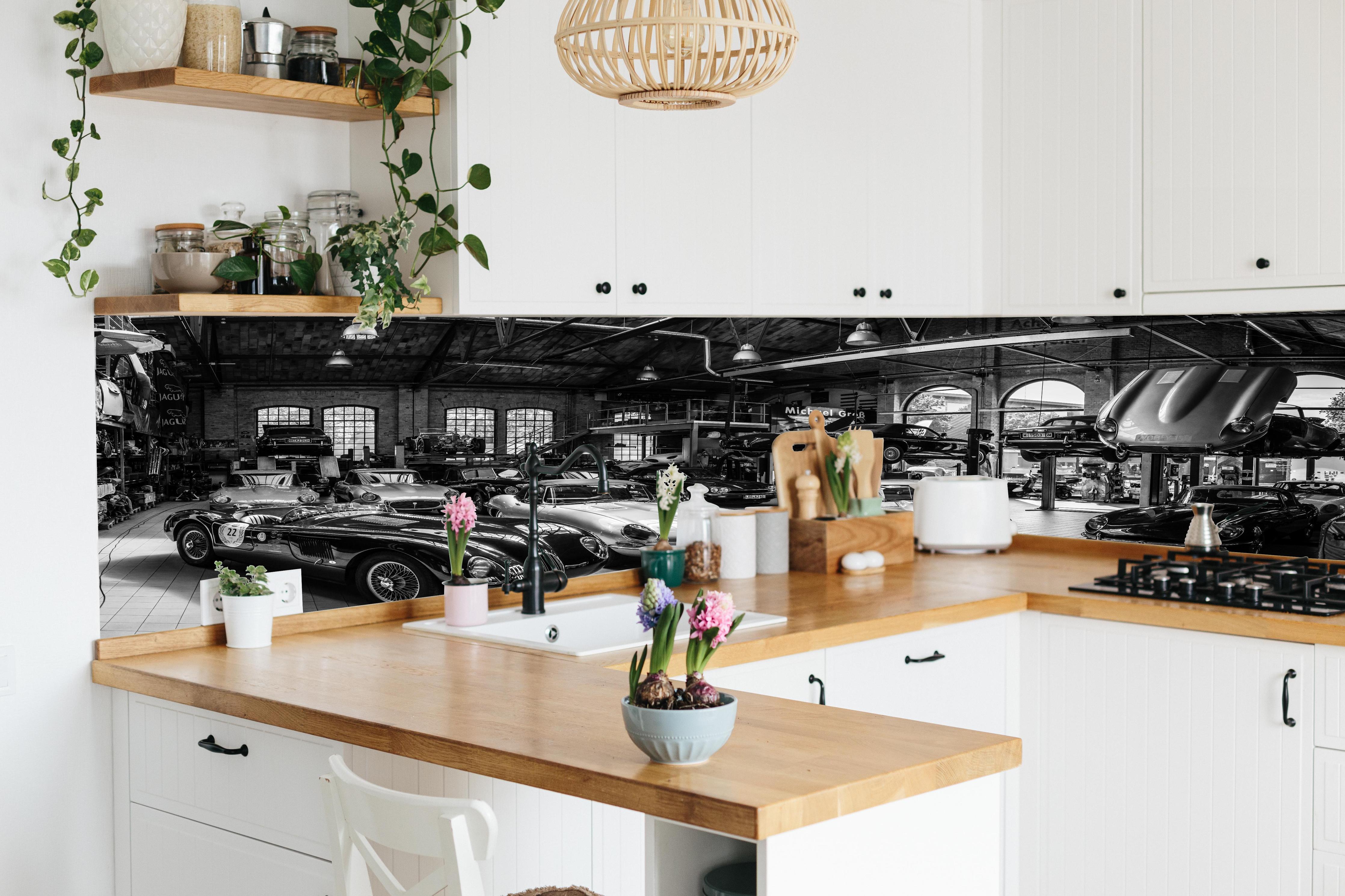 Küche - Werkstadt im Retro Stil hinter weißen Hochglanz-Küchenregalen und schwarzem Wasserhahn