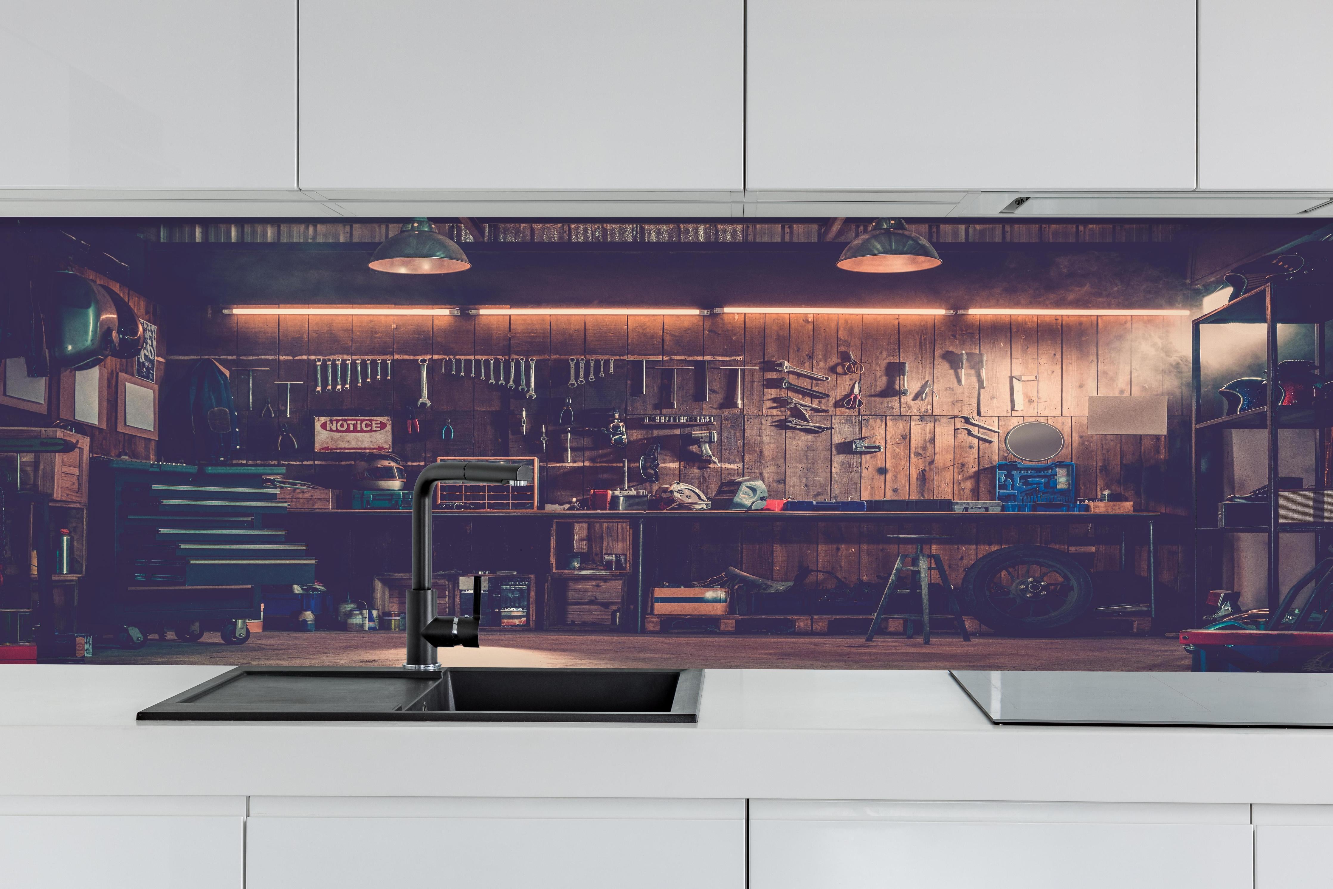 Küche - Werkstatt-Szene hinter weißen Hochglanz-Küchenregalen und schwarzem Wasserhahn