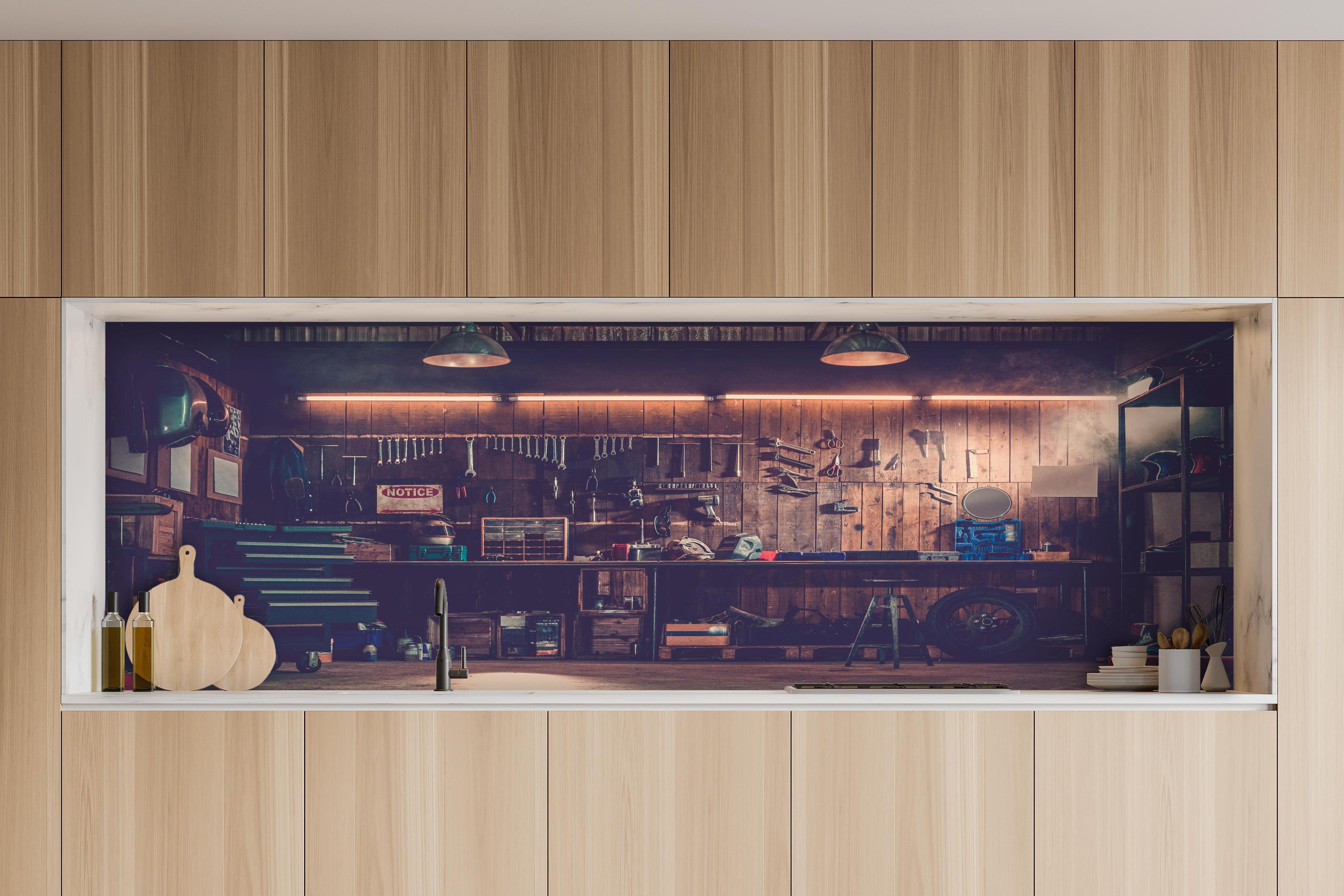 Küche - Werkstatt-Szene hinter weißen Hochglanz-Küchenregalen und schwarzem Wasserhahn