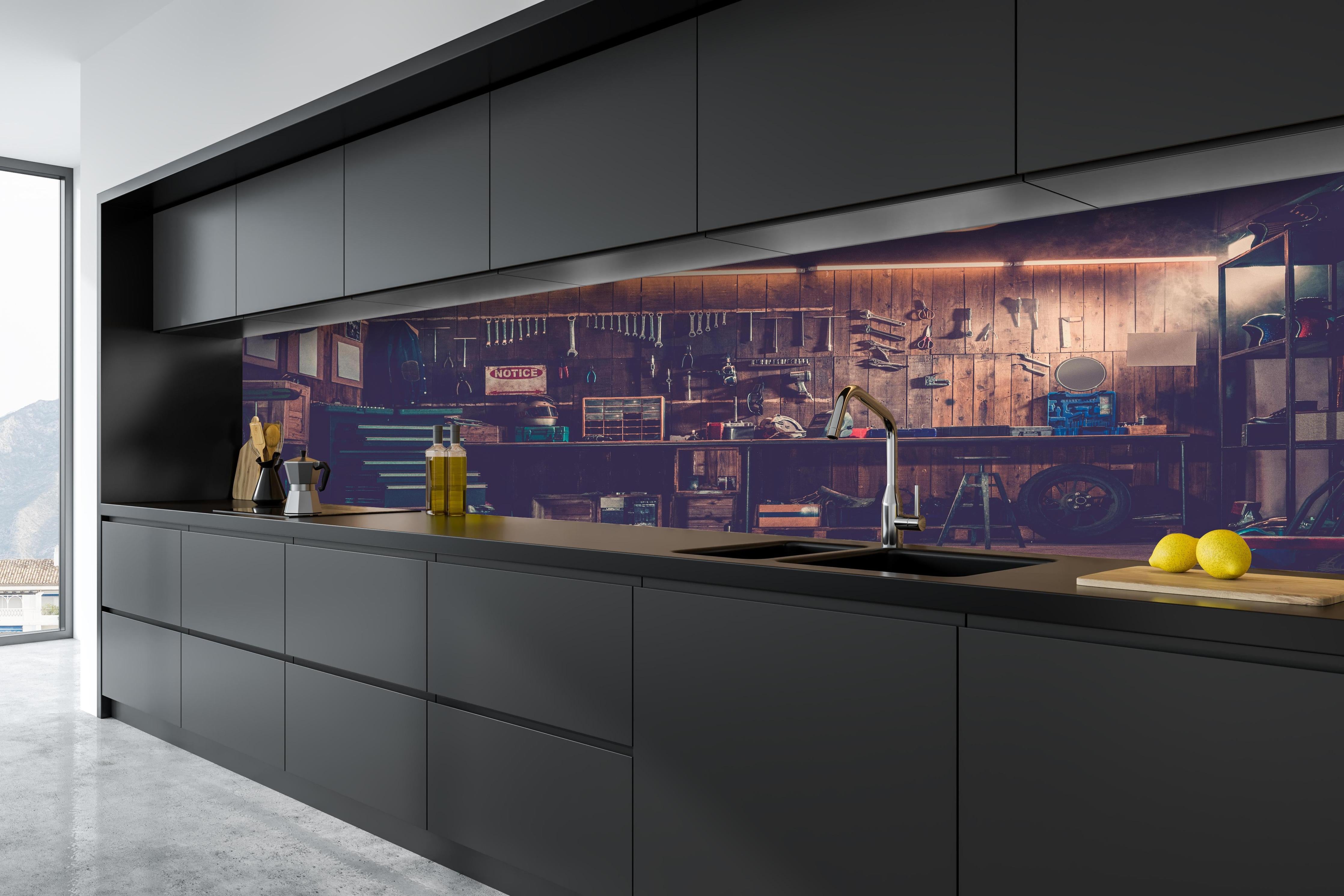 Küche - Werkstatt-Szene hinter weißen Hochglanz-Küchenregalen und schwarzem Wasserhahn