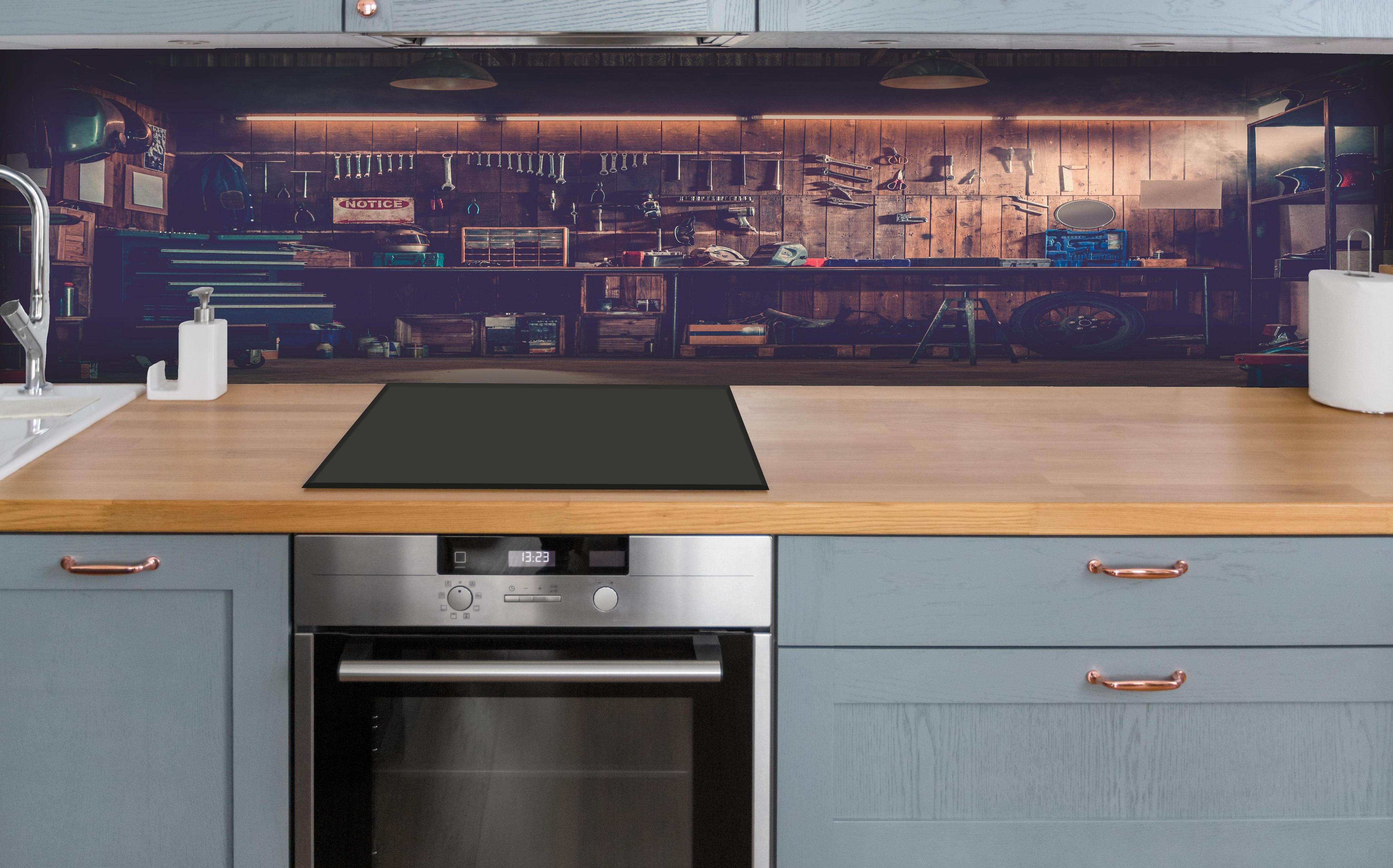 Küche - Werkstatt-Szene hinter weißen Hochglanz-Küchenregalen und schwarzem Wasserhahn