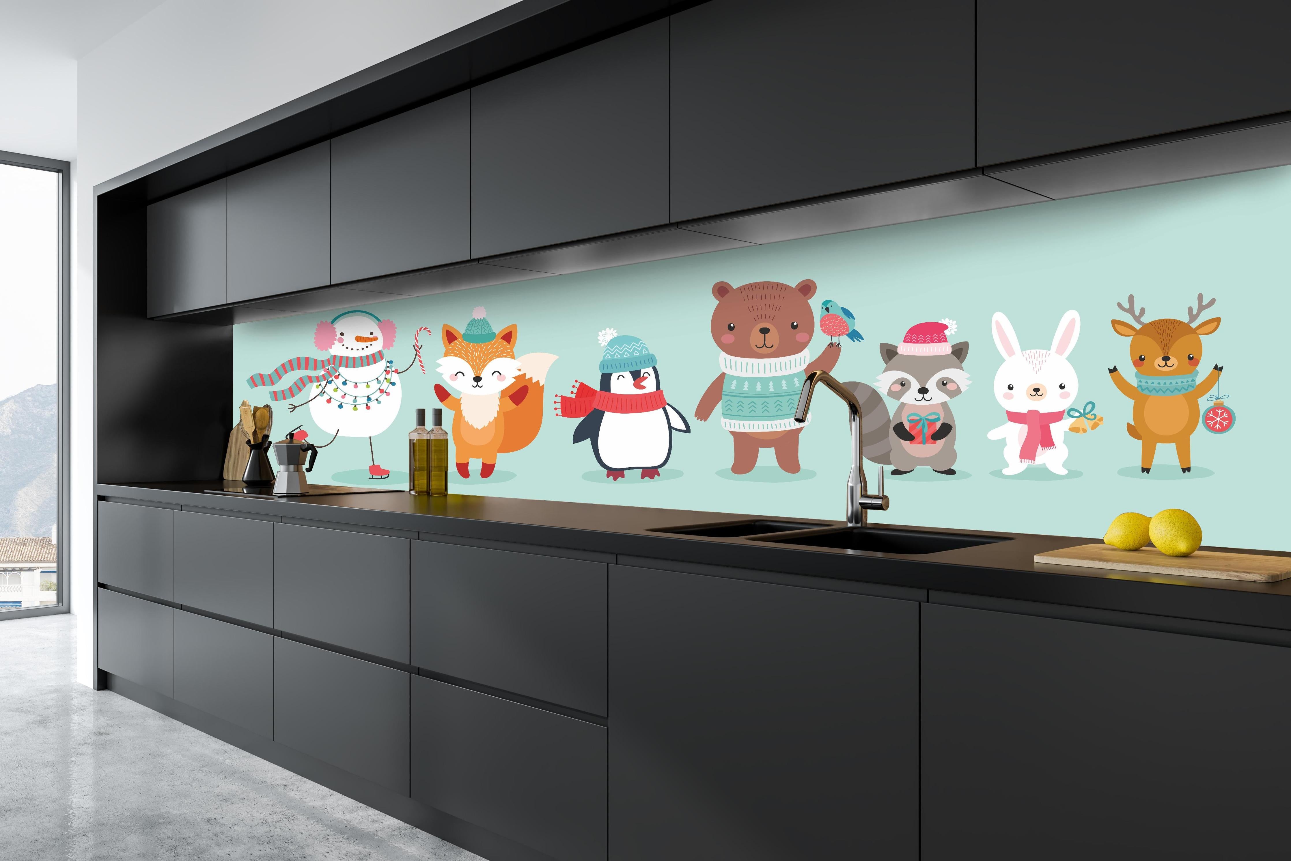 Küche - Winter-Tiere Cartoon Illustration hinter weißen Hochglanz-Küchenregalen und schwarzem Wasserhahn