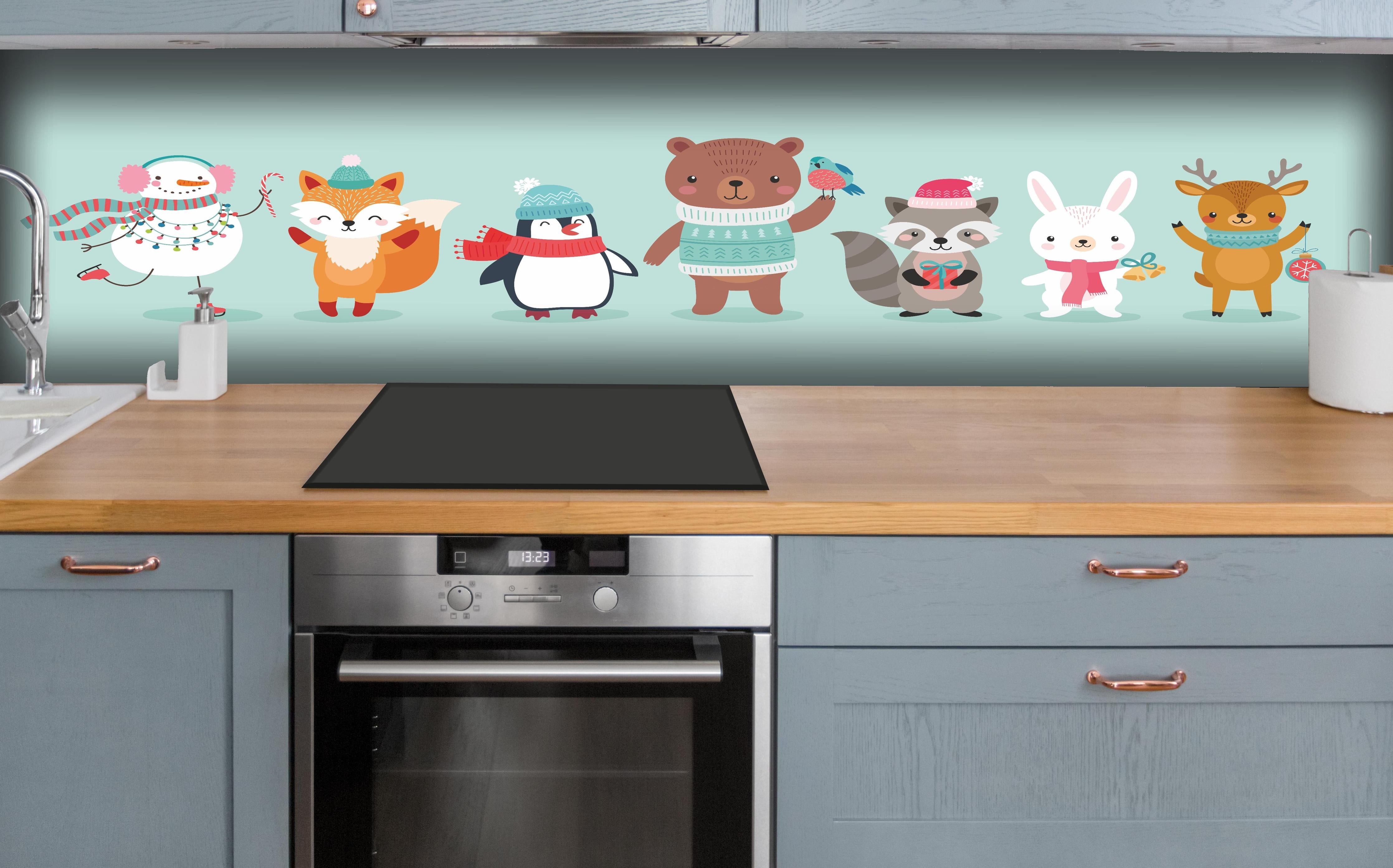 Küche - Winter-Tiere Cartoon Illustration hinter weißen Hochglanz-Küchenregalen und schwarzem Wasserhahn