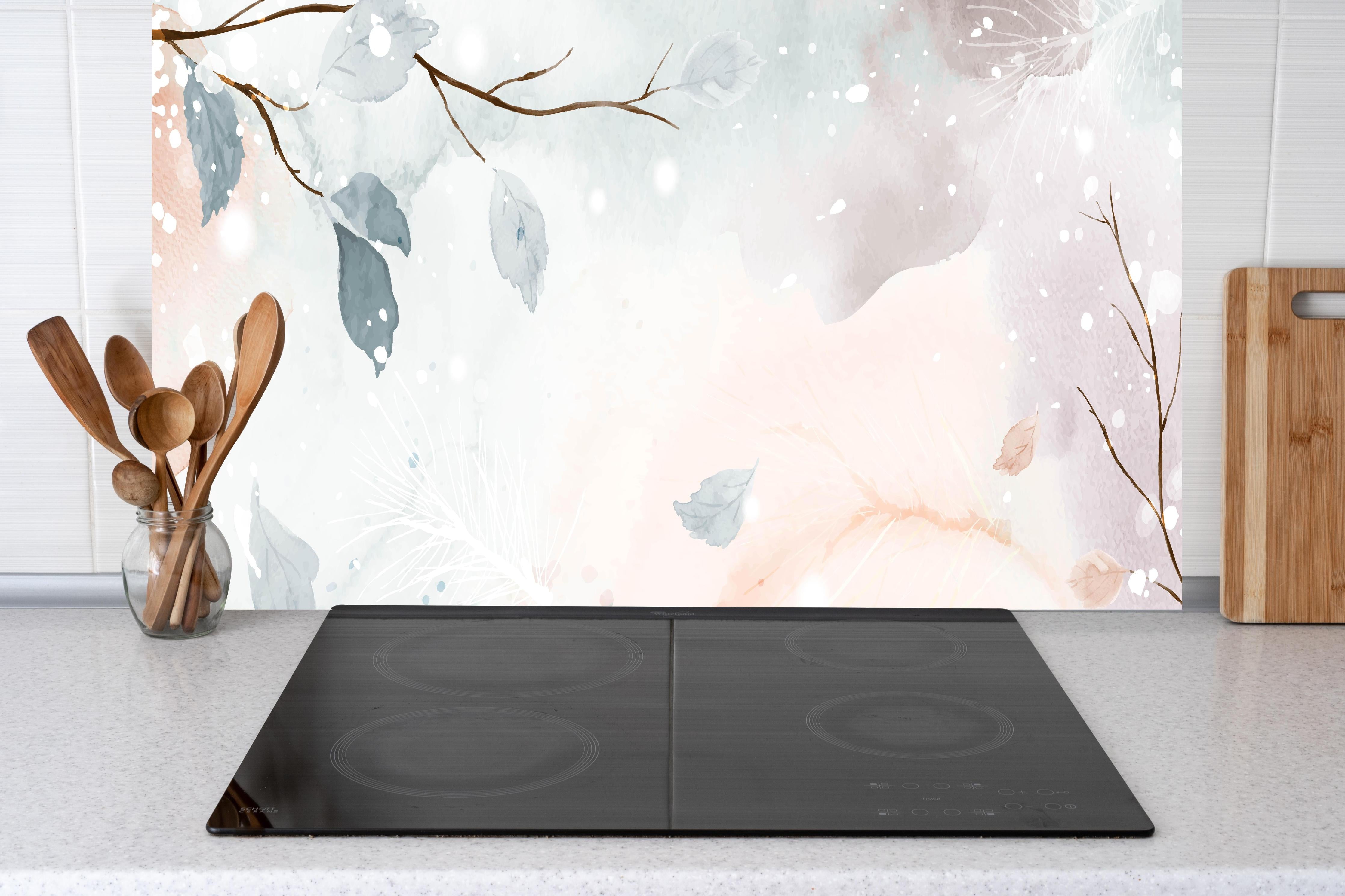 Küche - Winter Zweige in sanften Pastellfarben hinter weißen Hochglanz-Küchenregalen und schwarzem Wasserhahn