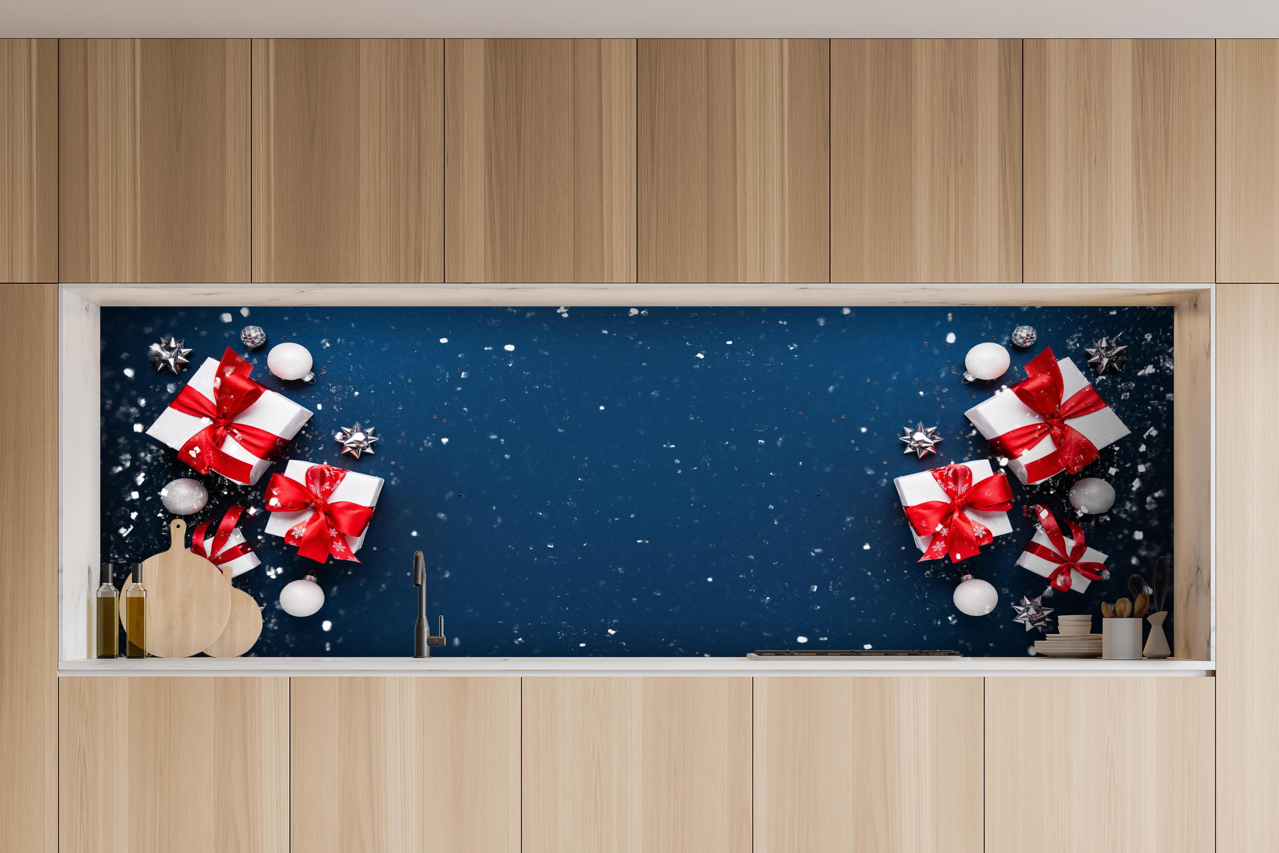 Küche - Winterdekoration als Banner hinter weißen Hochglanz-Küchenregalen und schwarzem Wasserhahn