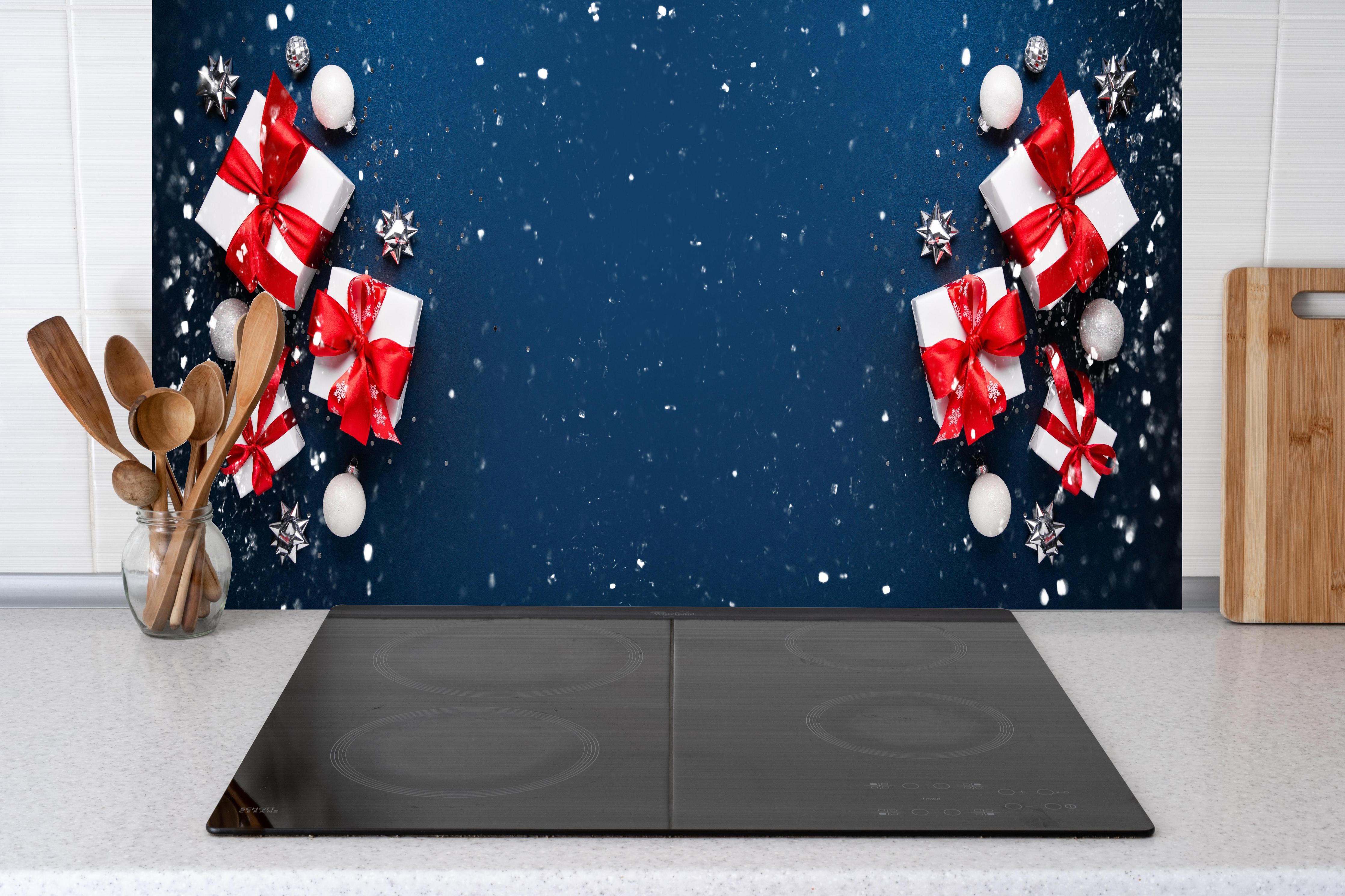 Küche - Winterdekoration als Banner hinter weißen Hochglanz-Küchenregalen und schwarzem Wasserhahn