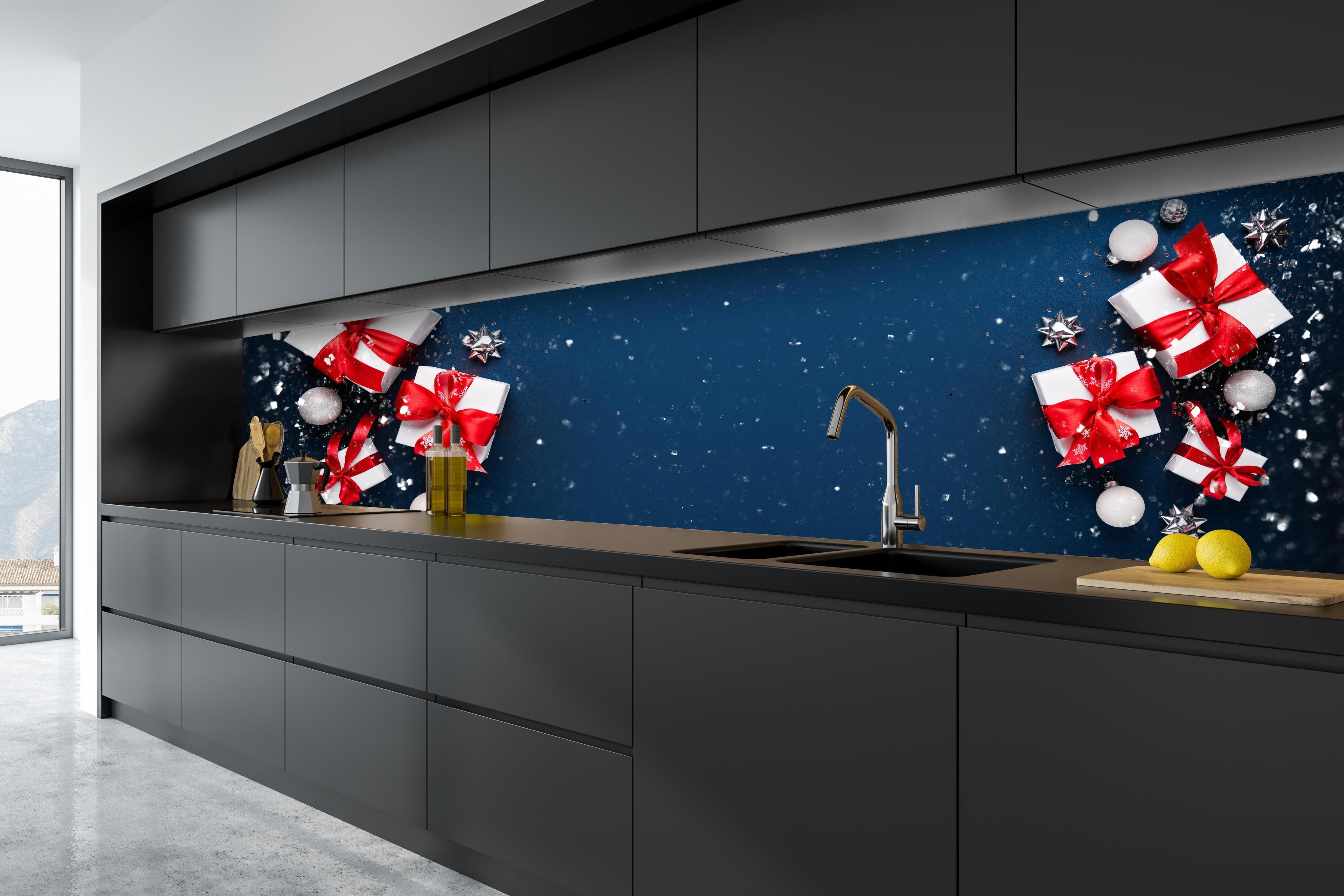 Küche - Winterdekoration als Banner hinter weißen Hochglanz-Küchenregalen und schwarzem Wasserhahn