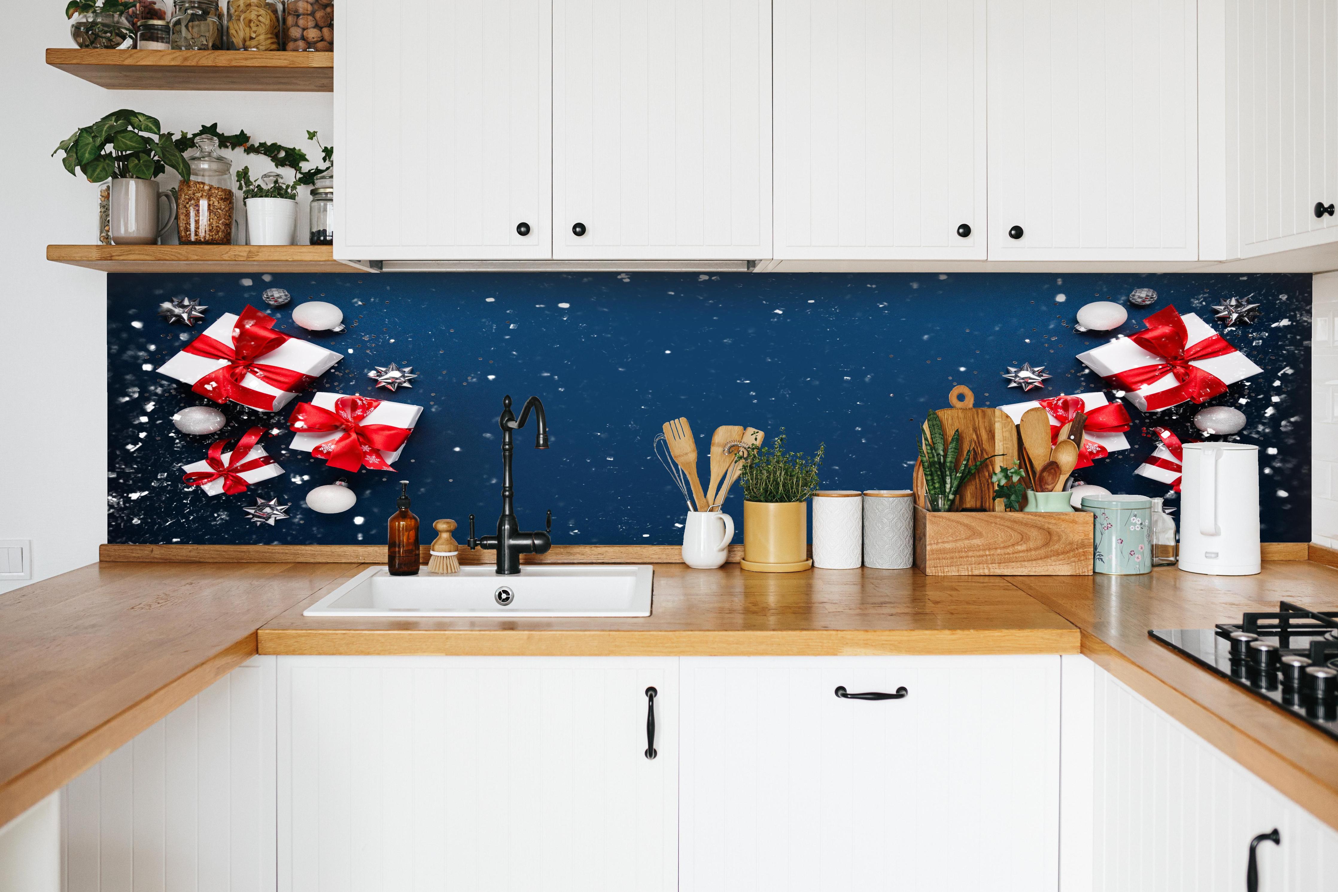 Küche - Winterdekoration als Banner hinter weißen Hochglanz-Küchenregalen und schwarzem Wasserhahn