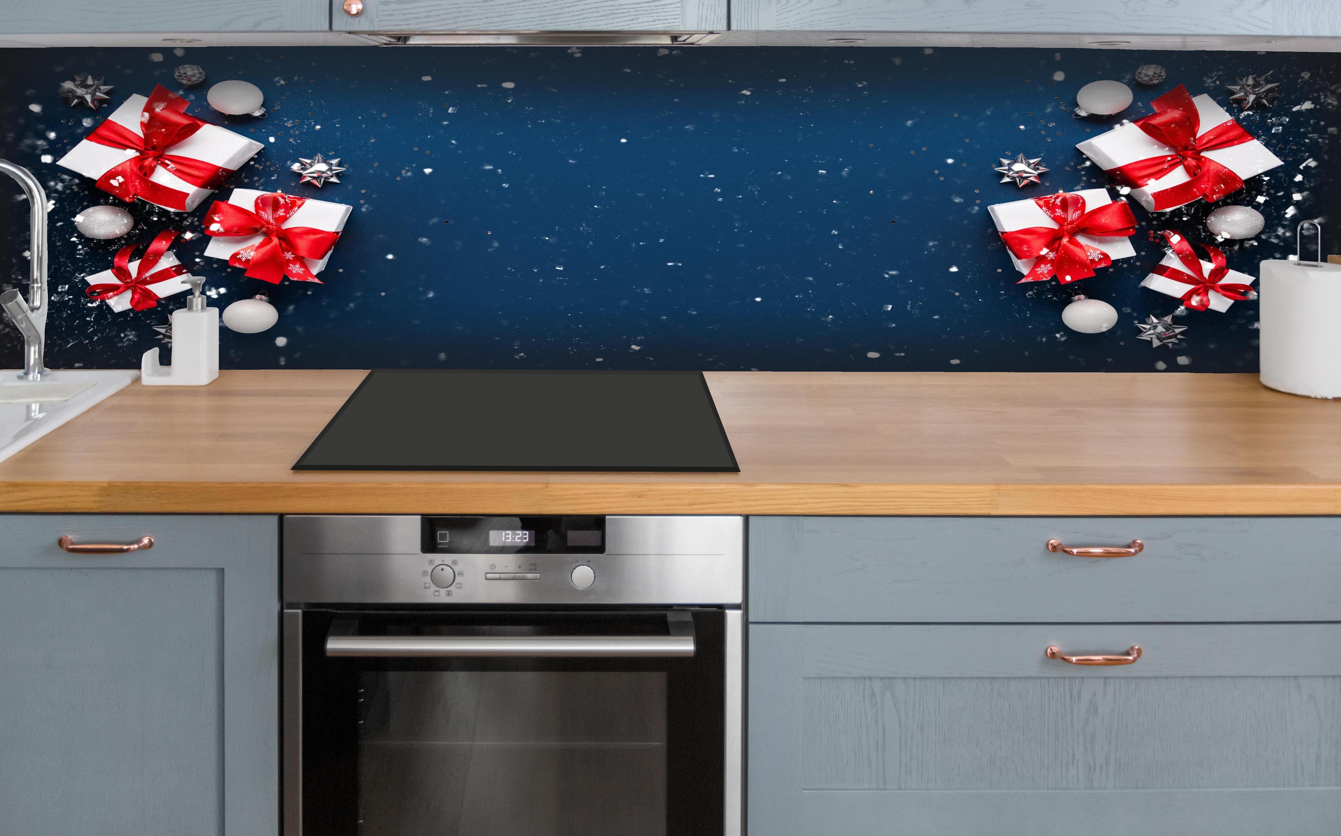 Küche - Winterdekoration als Banner hinter weißen Hochglanz-Küchenregalen und schwarzem Wasserhahn