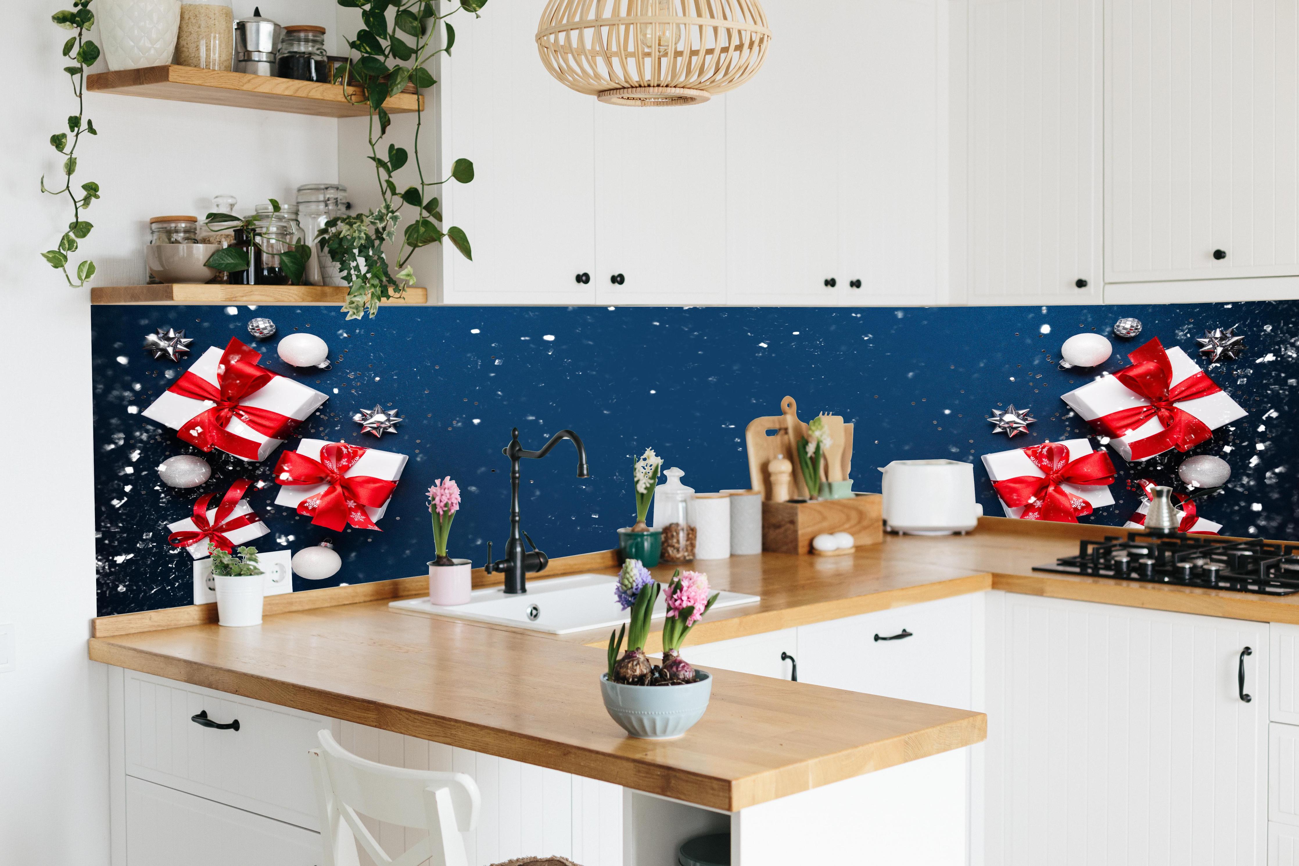 Küche - Winterdekoration als Banner hinter weißen Hochglanz-Küchenregalen und schwarzem Wasserhahn