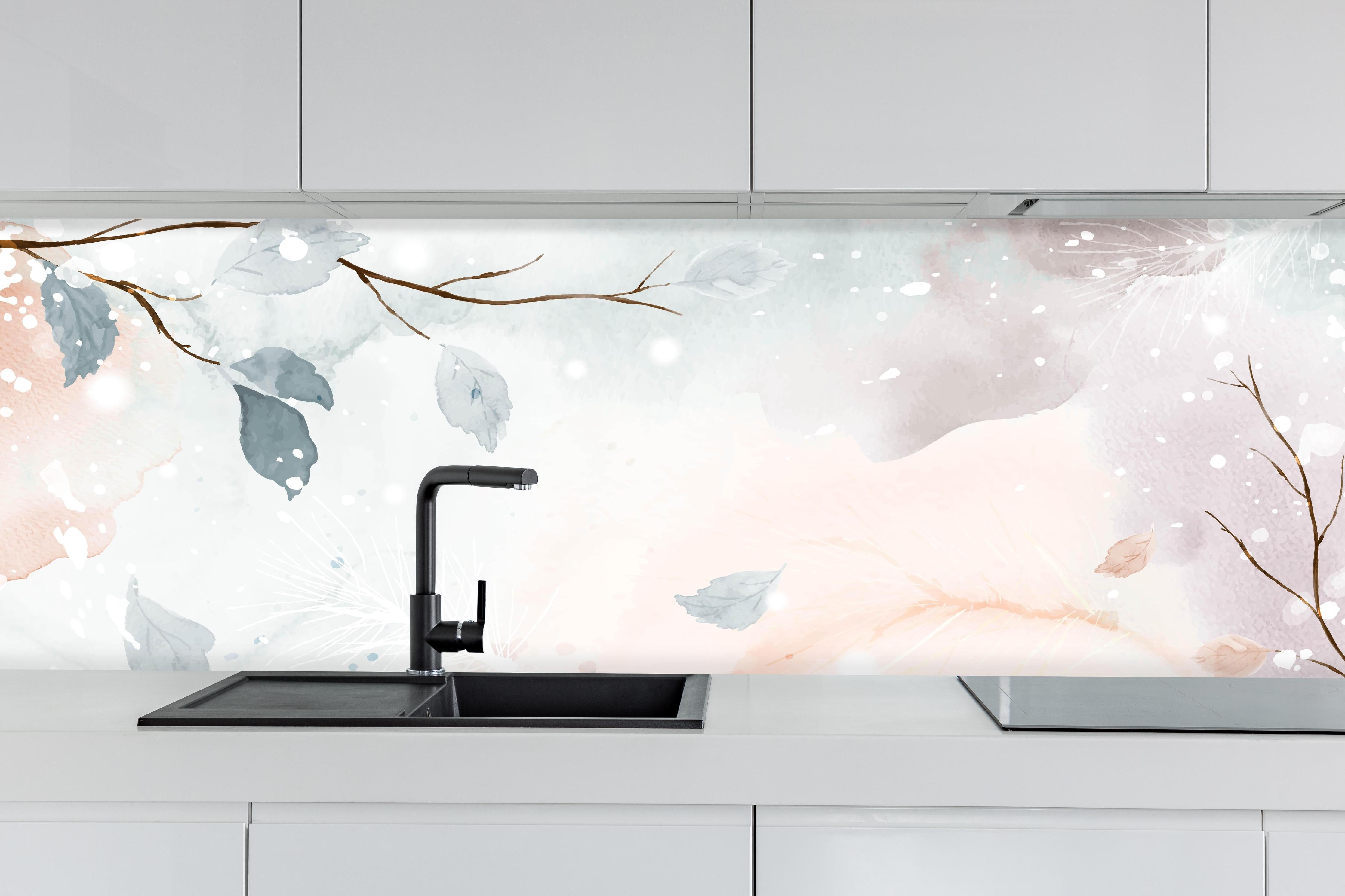 Küche - Winterliches Aquarell auf Erdton-Hintergrund hinter weißen Hochglanz-Küchenregalen und schwarzem Wasserhahn