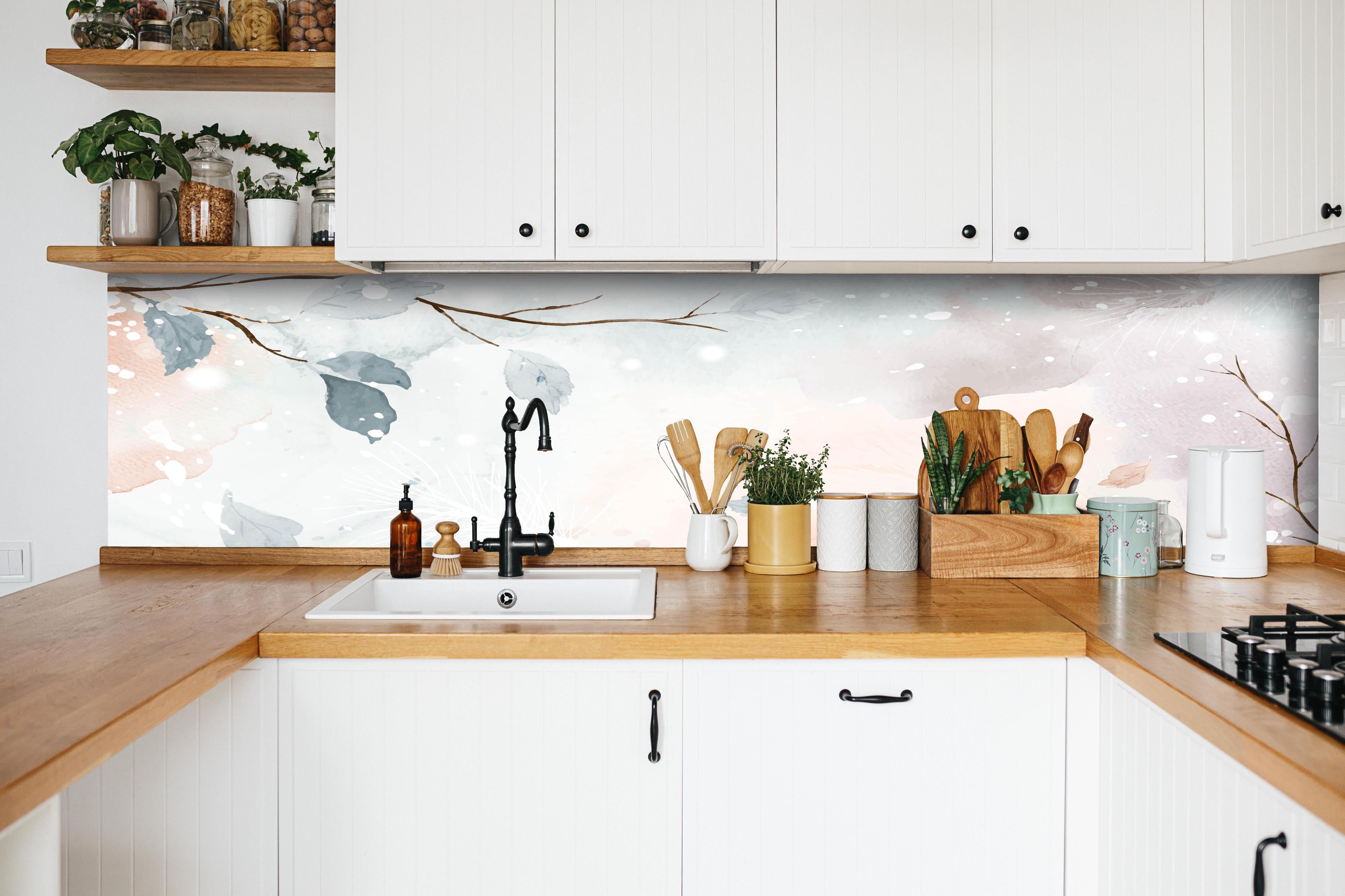 Küche - Winterliches Aquarell auf Erdton-Hintergrund hinter weißen Hochglanz-Küchenregalen und schwarzem Wasserhahn